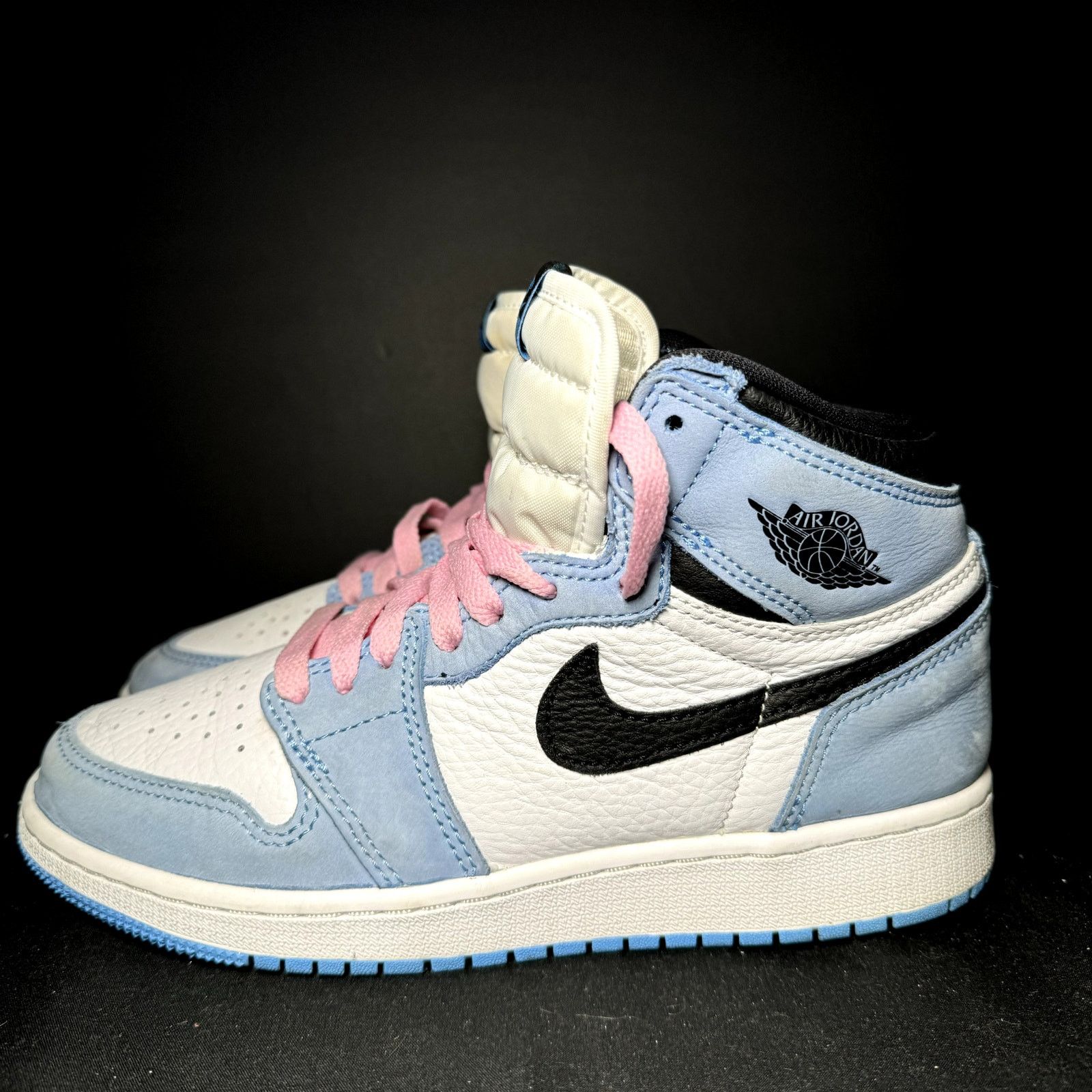 Jordan Brand × Nike Size 5.5 Nike Air Jordan 1 Retro High OG GS University Blue Size US 5.5 / EU 38 - 9 Thumbnail