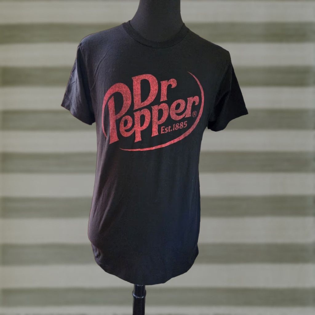 Vintage Dr. Pepper Logo Short Sleeve T-Shirt Adult Medium Black Cotton 100% Crew Neck Graphic Print Men/Mens Regular Fit Size L 2020-2029 Vintage No Wszyst? Size US L / EU 52-54 / 3 - 1 Thumbnail