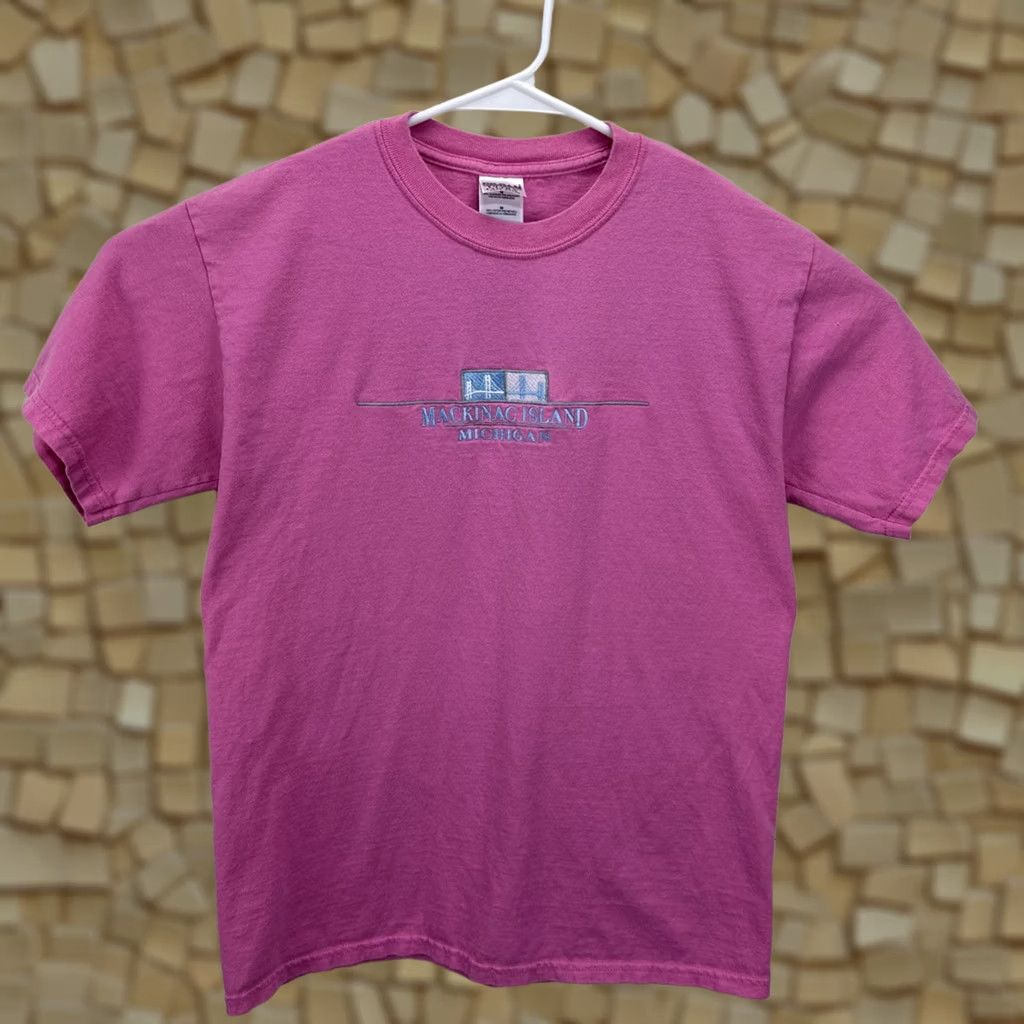 Gildan VINTAGE Mackinac Island T Shirt Pink Embroidered Medium Bridge Destination Shirt Womens 90s Nautical USA Cotton Gildan Size M / US 6-8 / IT 42-44 - 1 Thumbnail
