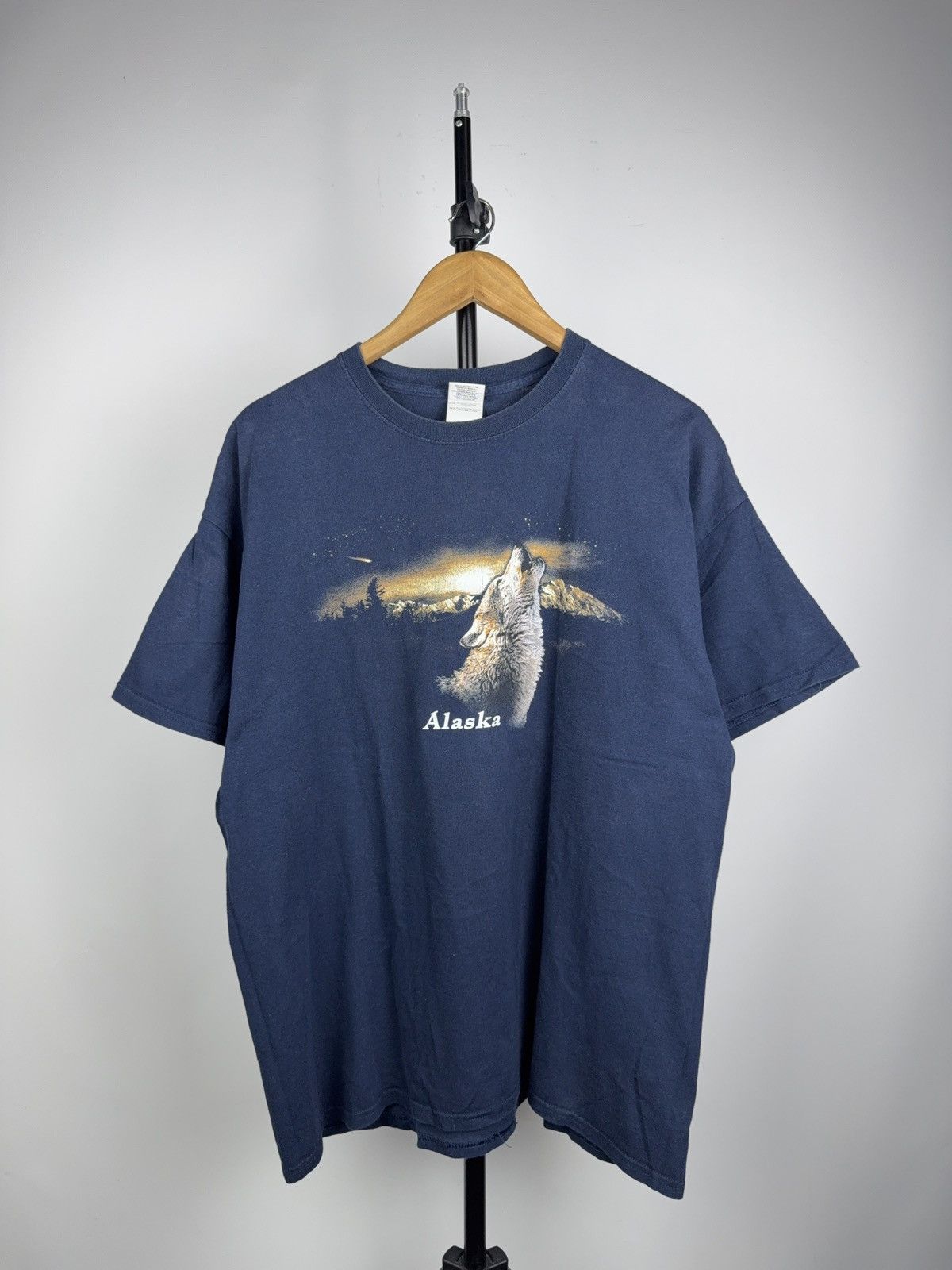 Vintage 00s Retro USA Alaska Wolf Graphic T Shirt Nature Outdoor Tee Size US XL / EU 56 / 4 - 1 Thumbnail