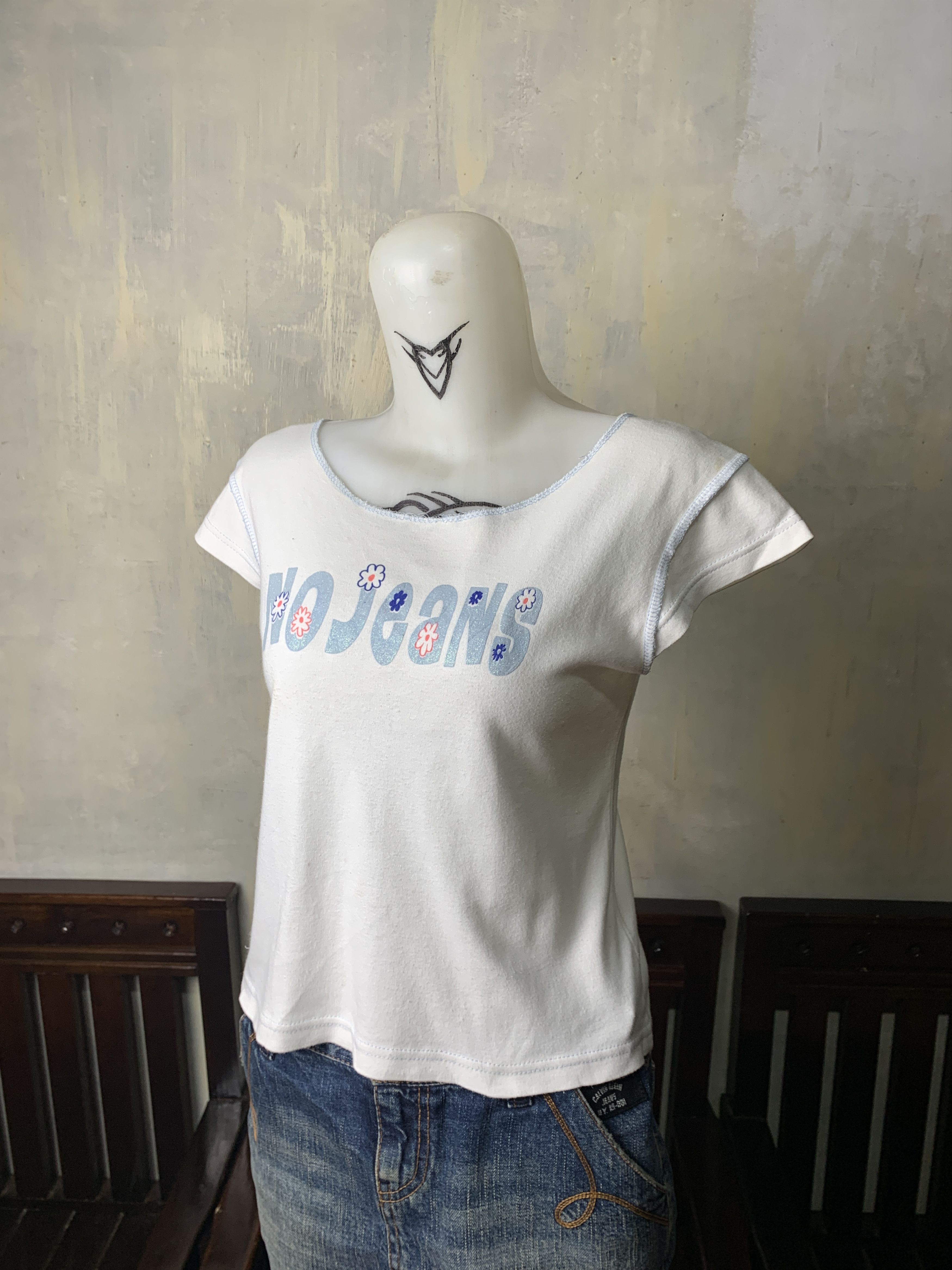Japanese Brand No Jeans White Flower Spell Out Tee (S) Size S / US 4 / IT 40 - 2 Thumbnail