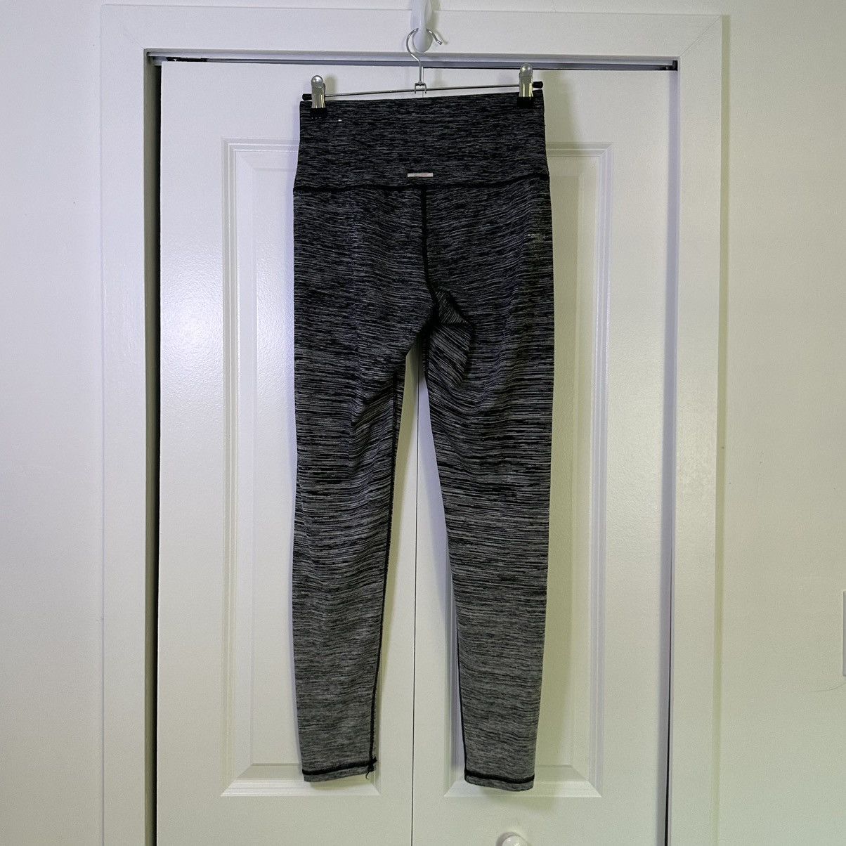 American Eagle Outfitters Aerie Ombré Black & Gray Athletic Leggings Medium Size 30" / US 8 / IT 44 - 2 Thumbnail