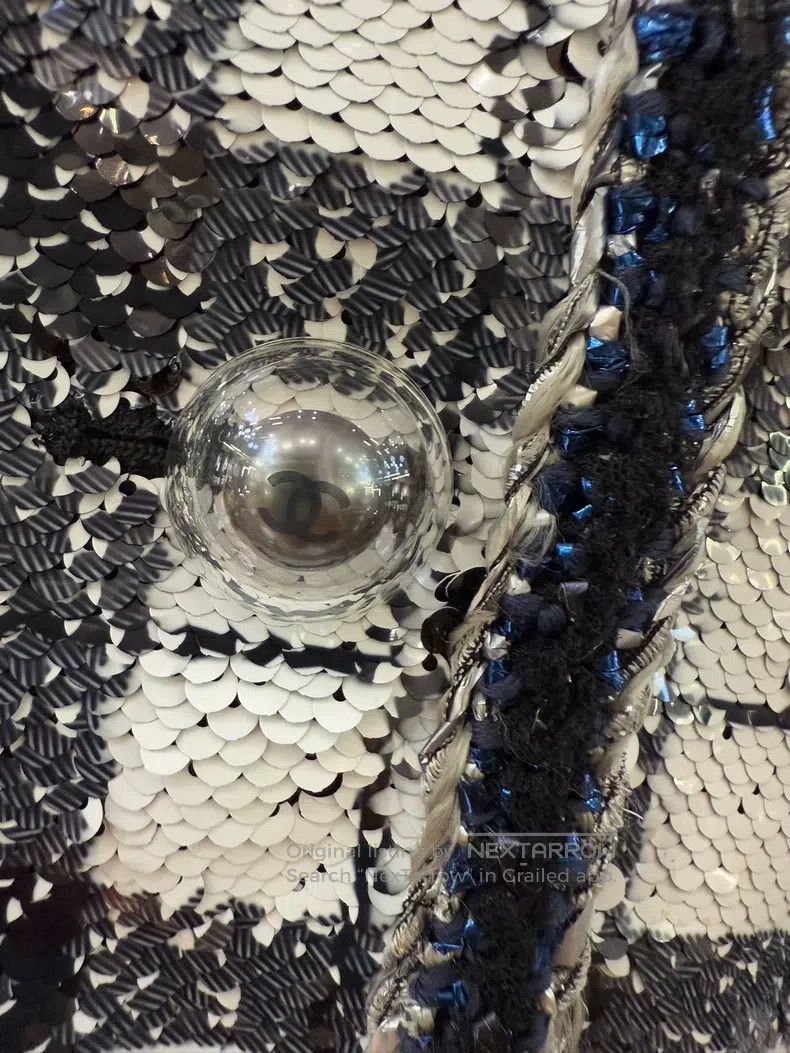 Chanel Chanel 17-year-old ground-controlled black and white sequi Size S / US 4 / IT 40 - 3 Thumbnail