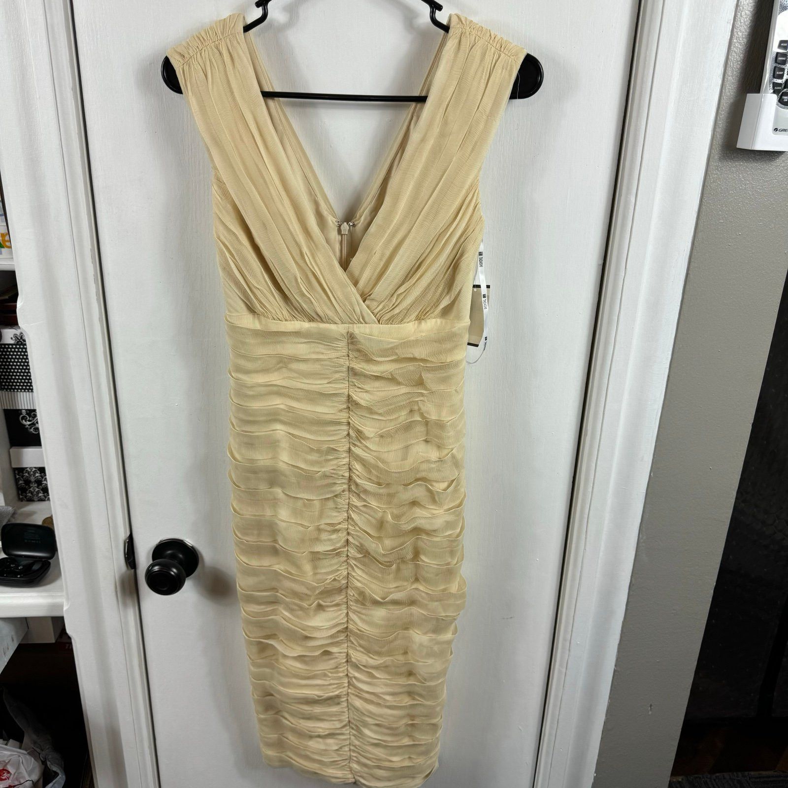 Tadashi Shoji TADASHI SHOJI VINTAGE CREAM SILK RUCHED BODYCON DRESS Size XS / US 0-2 / IT 36-38 - 1 Thumbnail