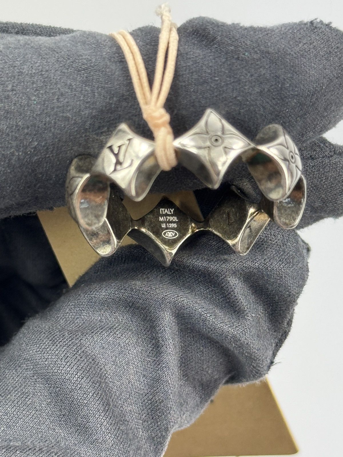 Louis Vuitton LV SPIKEY FLOWER SILVER RING SIZE L Size ONE SIZE - 7 Thumbnail