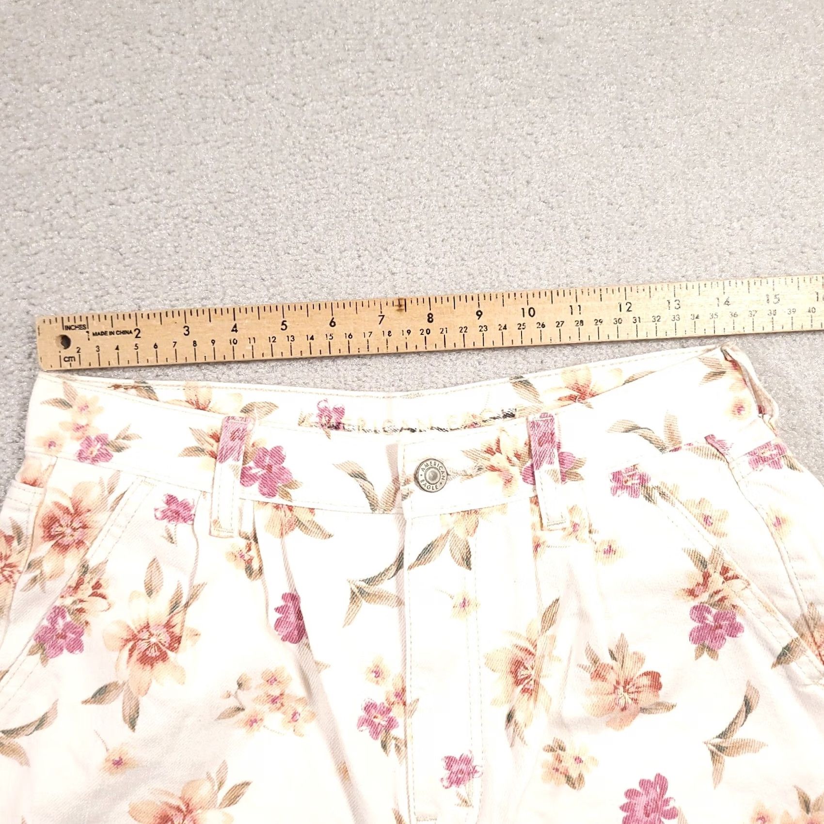 American Eagle Outfitters American Eagle Outfitters White Denim High Waisted Floral Mom Short Women's 6 Size 28" / US 6 / IT 42 - 4 Thumbnail