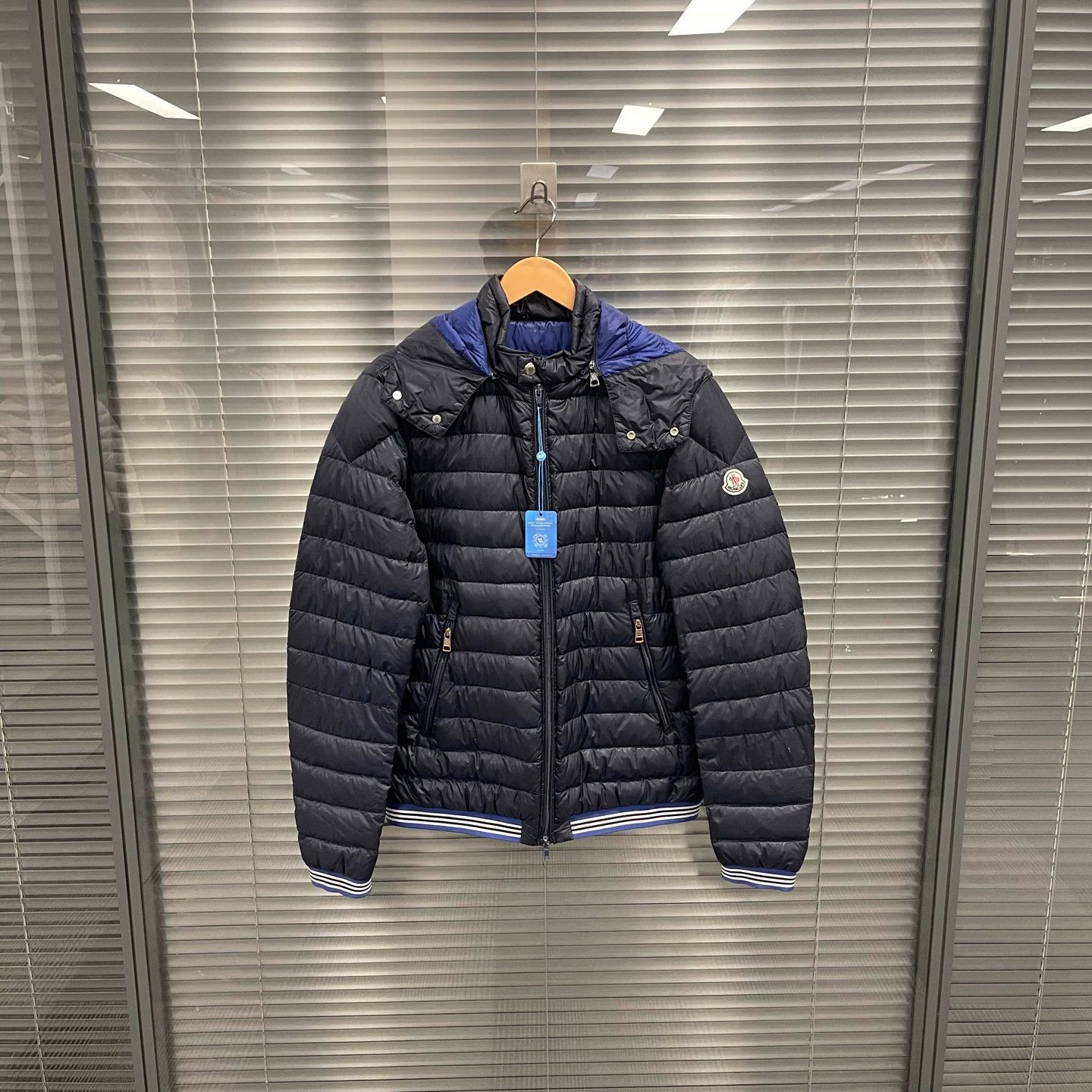 Moncler Moncler black blue colorblock side logo puffer 4 95new Size US XL / EU 56 / 4 - 1 Thumbnail