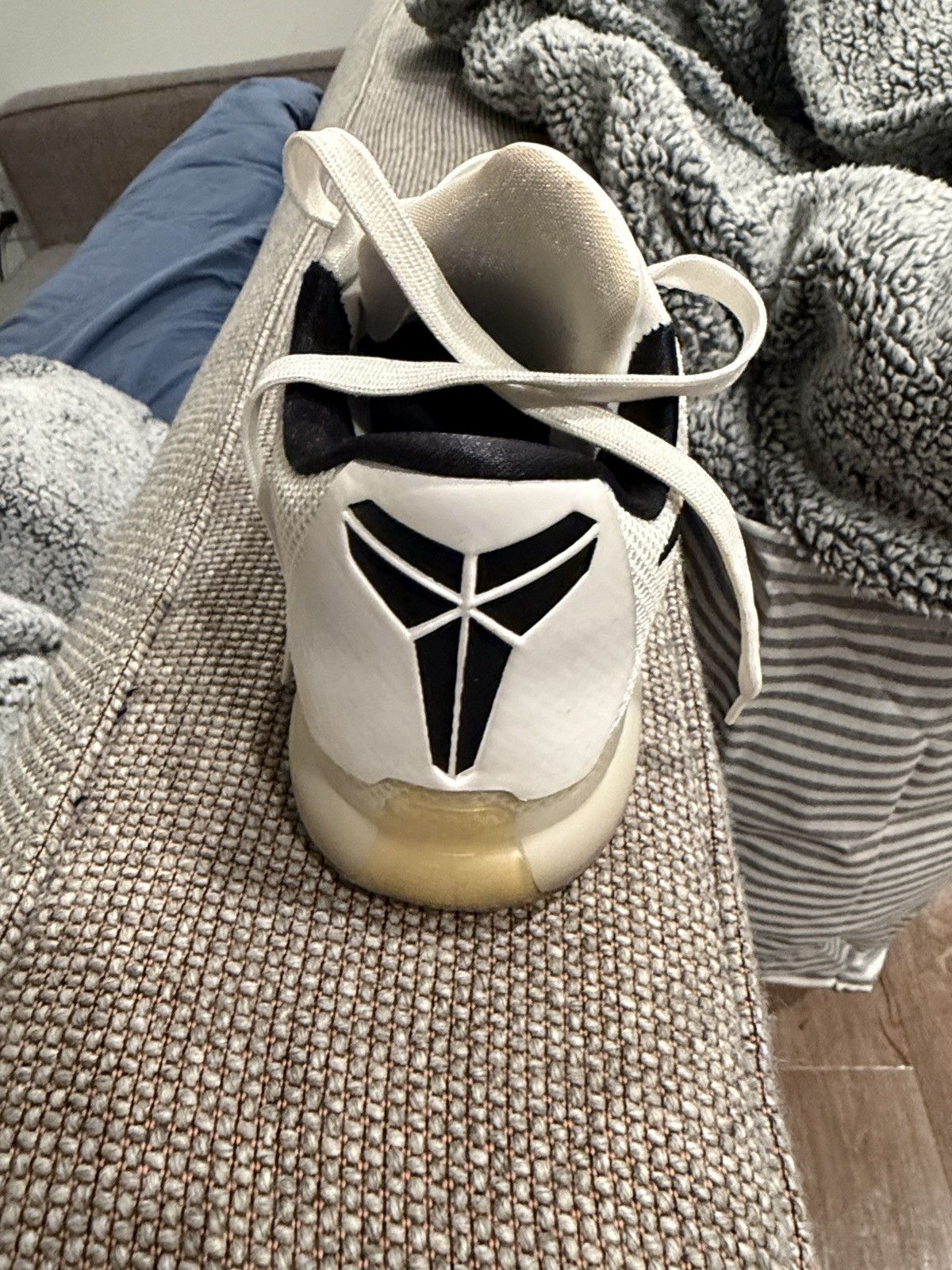 Nike Nike Kobe X White sz 10.5 Size US 10.5 / EU 43-44 - 4 Thumbnail