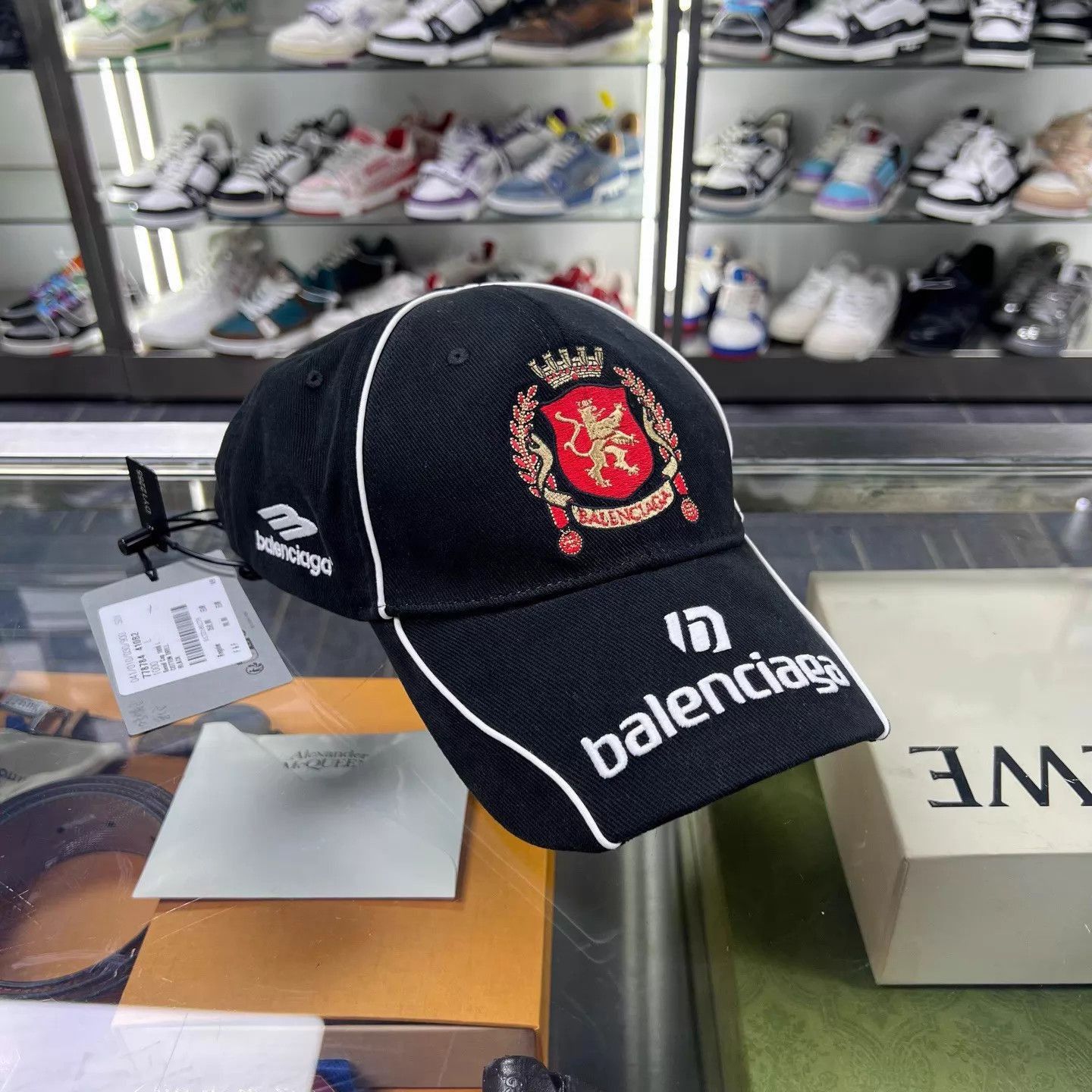 Balenciaga Black Embroidered Crest Baseball Cap Size ONE SIZE - 1 Thumbnail