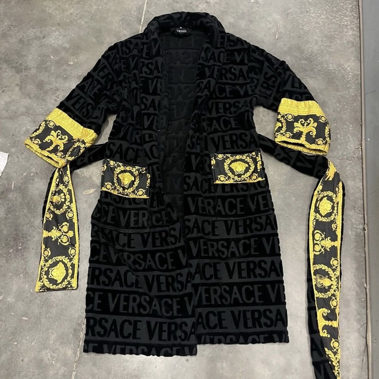 Versace Versace Robe (Black & Gold) Size US M / EU 48-50 / 2 - 1 Thumbnail