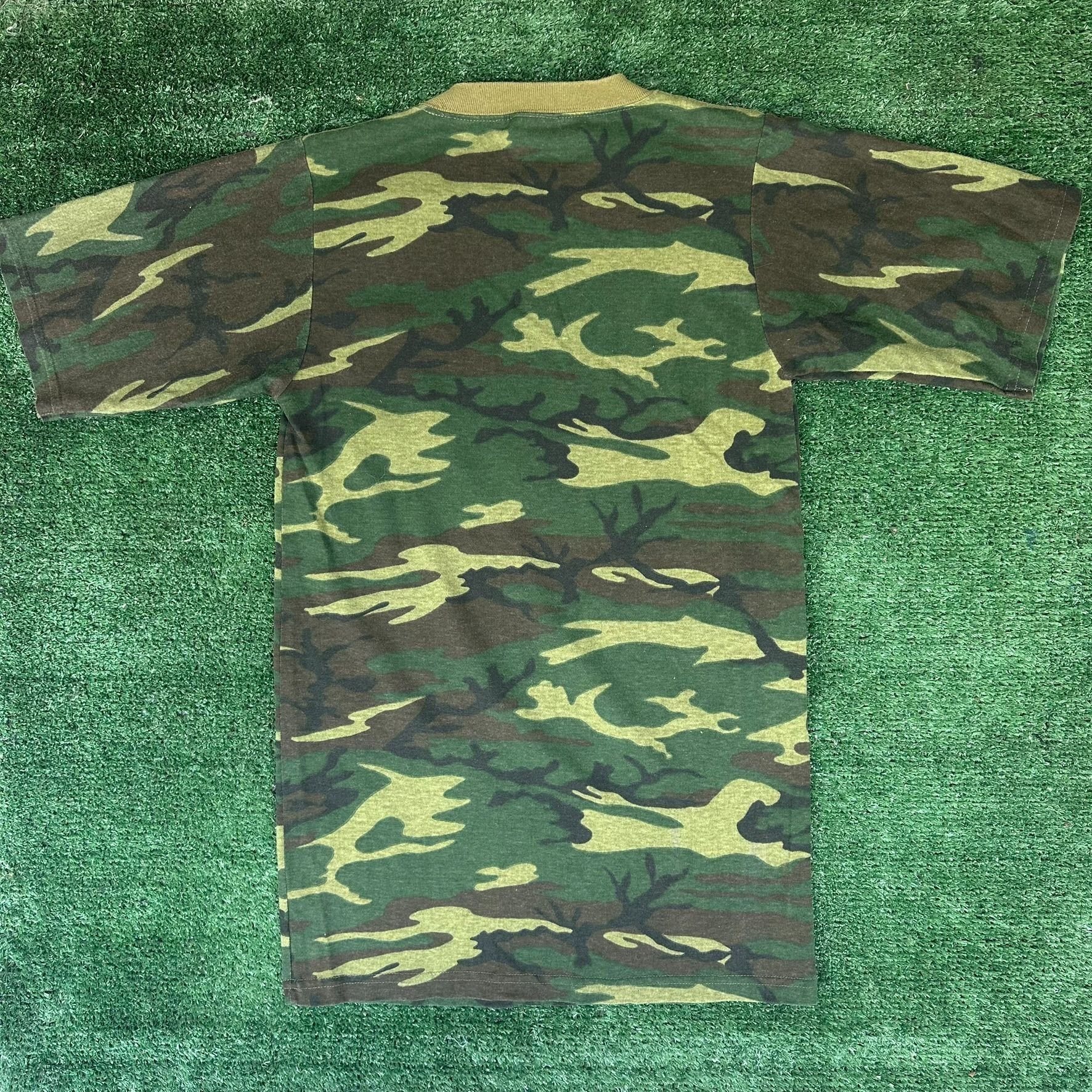 Vintage Vintage 90s M81 Woodland Camo T-Shirt Grunge Punk Army Milit Size US S / EU 44-46 / 1 - 4 Thumbnail