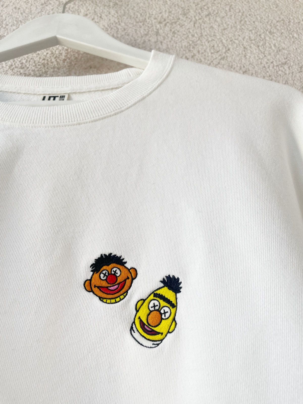 Kaws × Uniqlo Kaws x Uniqlo White Sweatshirt – Size L – Men Cartoon Faces Size US L / EU 52-54 / 3 - 5 Thumbnail