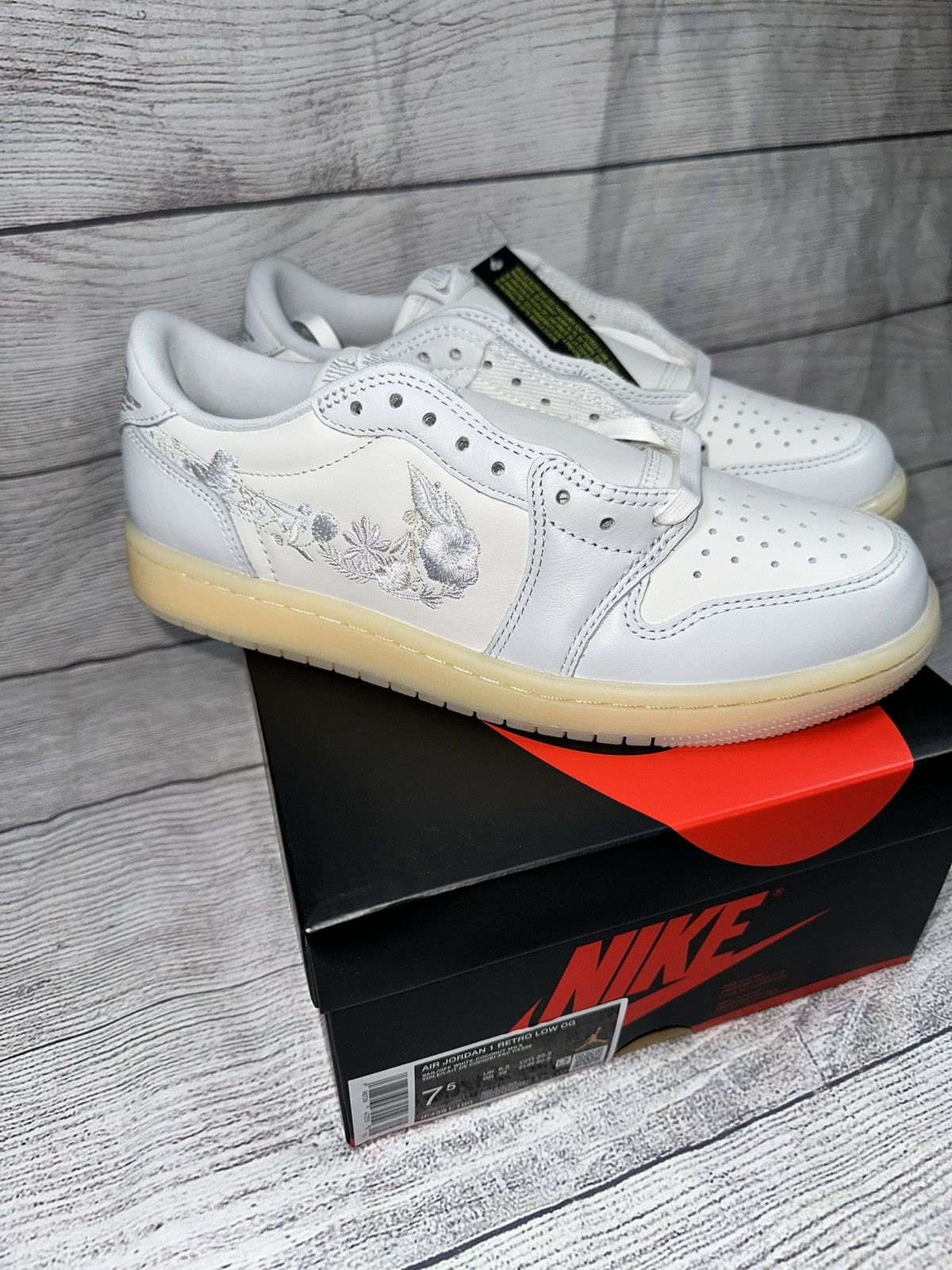 Jordan Brand Nike Air Jordan 1 Retro Low OG Rabbit Floral Swoosh size 7.5 Size US 7.5 / EU 40-41 - 1 Thumbnail