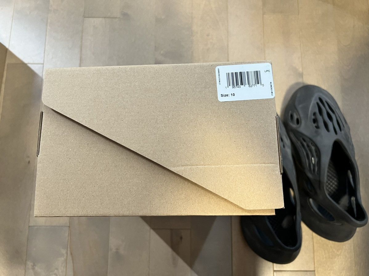Adidas × Yeezy Yeezy Foam RNR Onyx Size US 10 / EU 43 - 10 Thumbnail