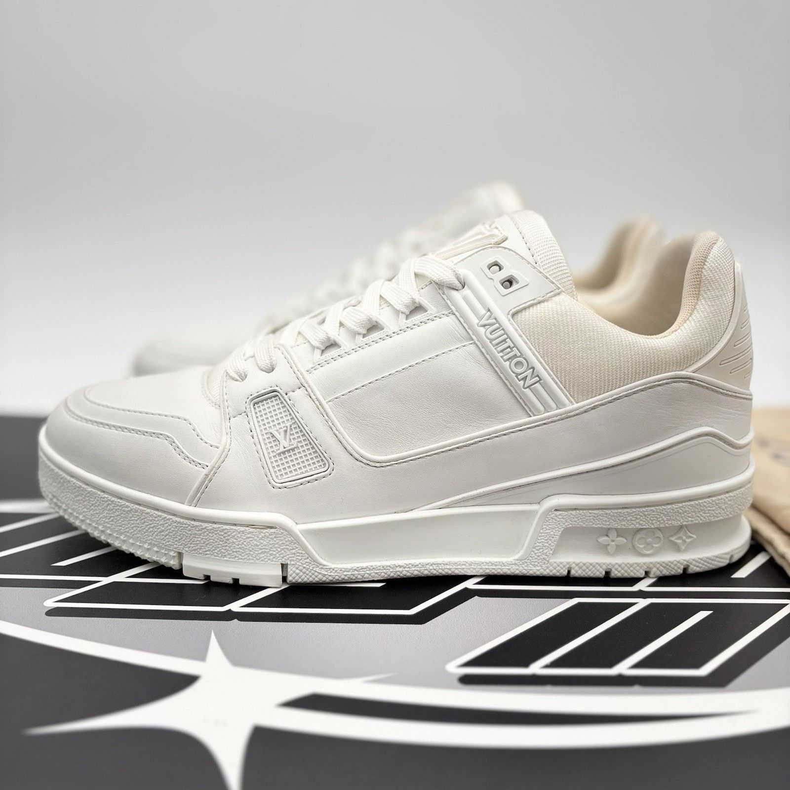 Louis Vuitton Trainer ' White ' EXCELLENT CONDITION!
