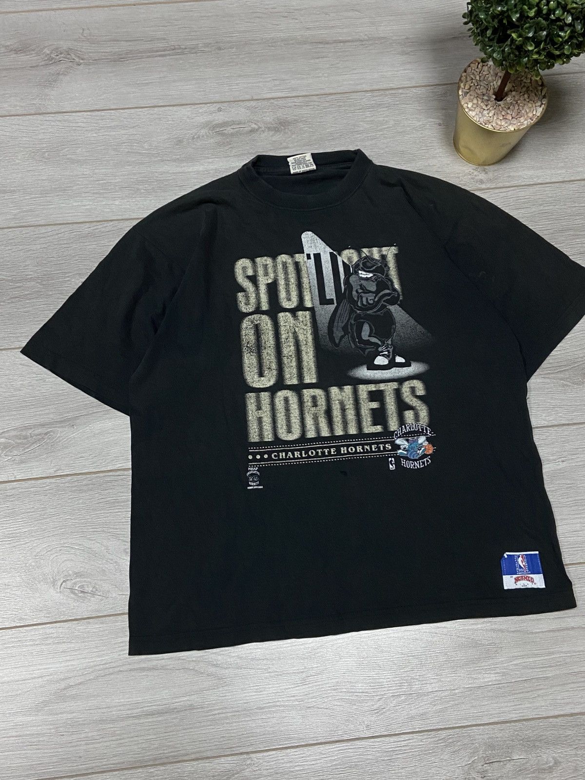 NBA Charlotte Hornets 🐝 vintage spotlight Nutmeg faded t-shirt Size US XL / EU 56 / 4 - 2 Thumbnail