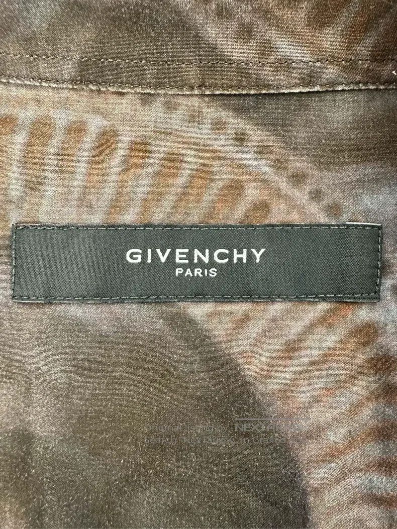 Givenchy Givenchy size 41 Classic gothic Virgin and Child print cas Size US L / EU 52-54 / 3 - 8 Thumbnail