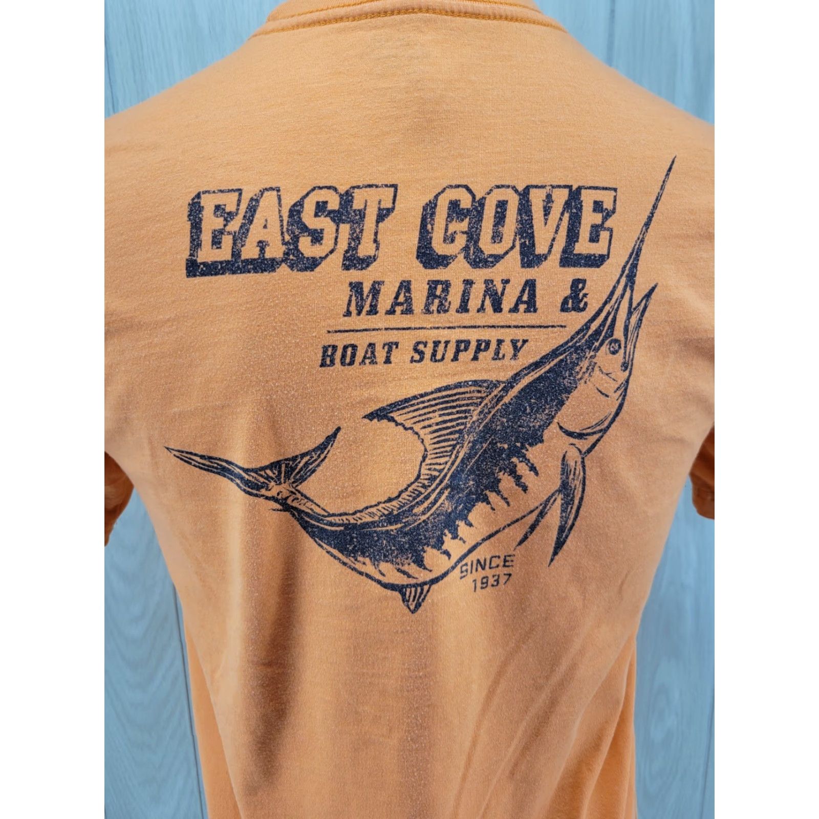 Izod IZOD Saltwater Shirt Mens S Orange Short Sleeve Marlin East Cove Marina Shirt Men Short Sleeve Crew Neck Logo 90s Beach Fish Catch The Wave Size US S / EU 44-46 / 1 - 7 Thumbnail