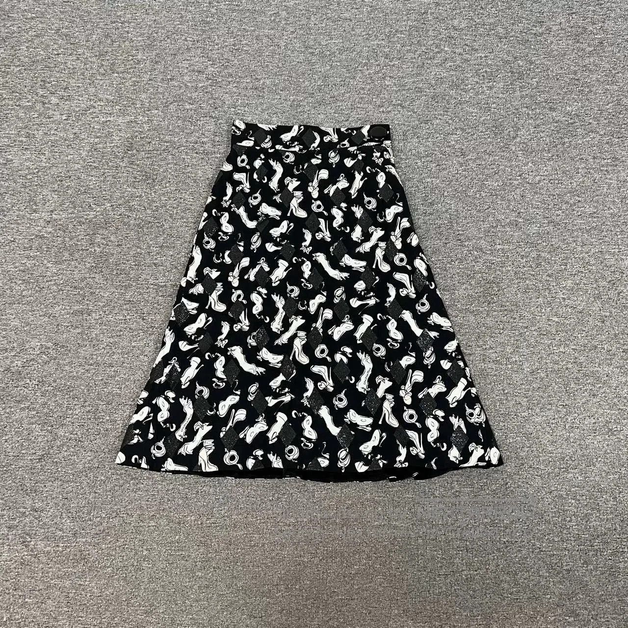 Louis Vuitton Louis Vuitton Monogram Print Skirt. Size 35" - 1 Thumbnail