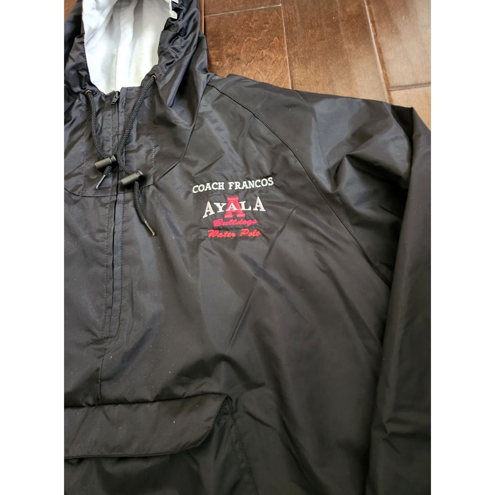 Vintage VINTAGE? No. Ayala High School Bulldogs Water Polo Coach Francos Windbreaker Jacket L Black Nylon Zip Drawstring Men Regular Size US L / EU 52-54 / 3 - 7 Thumbnail