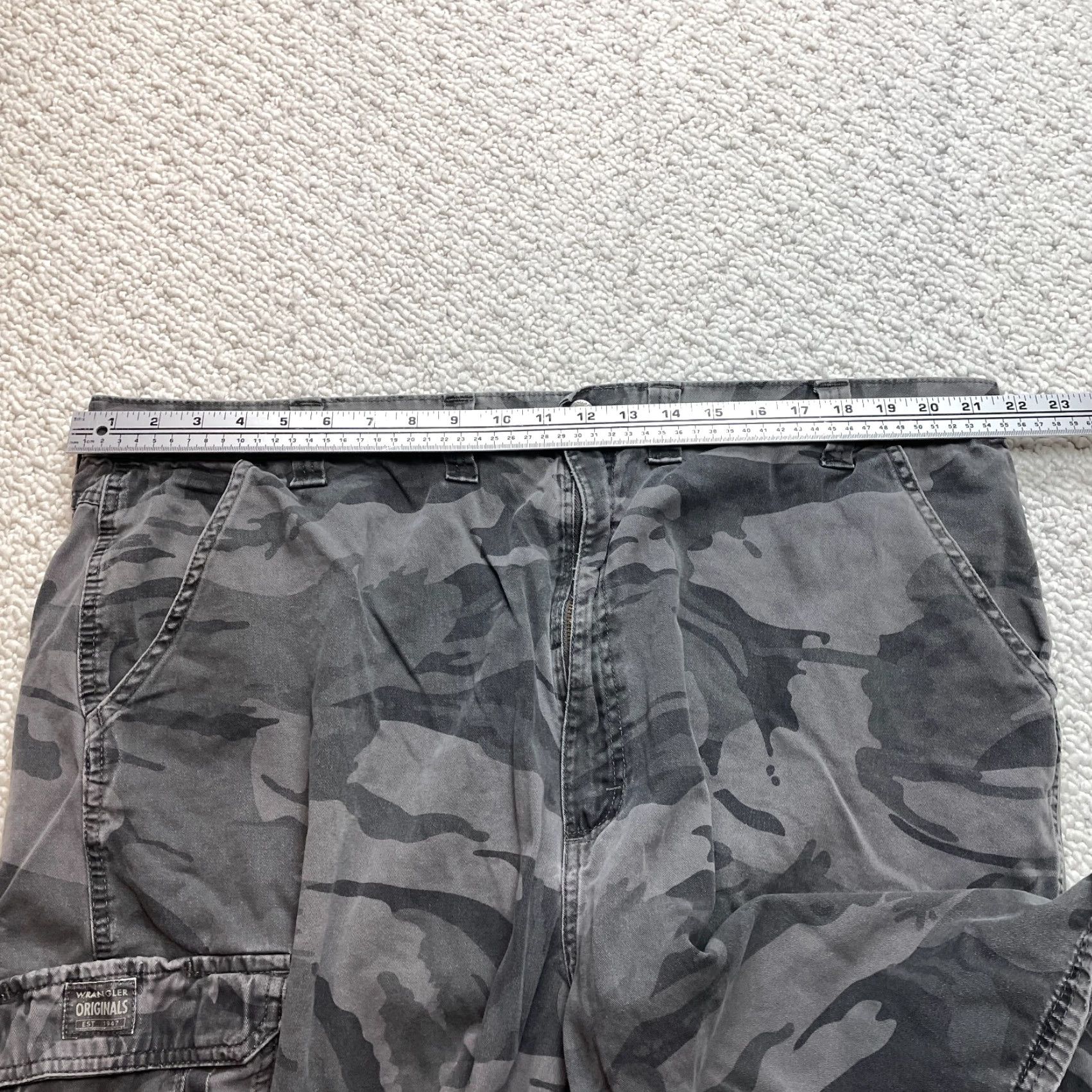 Wrangler Wrangler Cargo Shorts Mens 44 Gray Camo Camoflauge Pockets 9.5" Inseam Adult Size US 43 - 7 Thumbnail