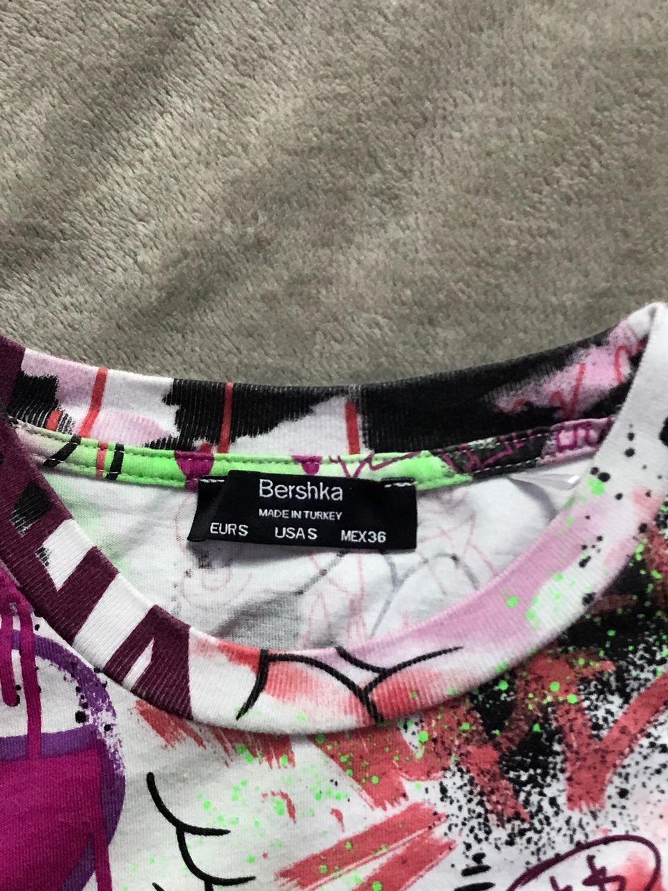 Bershka Bershka Graffiti T-Shirt Size US S / EU 44-46 / 1 - 3 Thumbnail