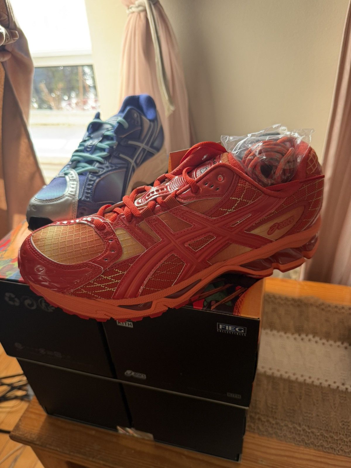 Asics × Kith × Marvel Comics Marvel vs Capcom Asics Gel Nimbus 10.1 Iron Man vs Mega Man Size US 9 / EU 42 - 2 Thumbnail