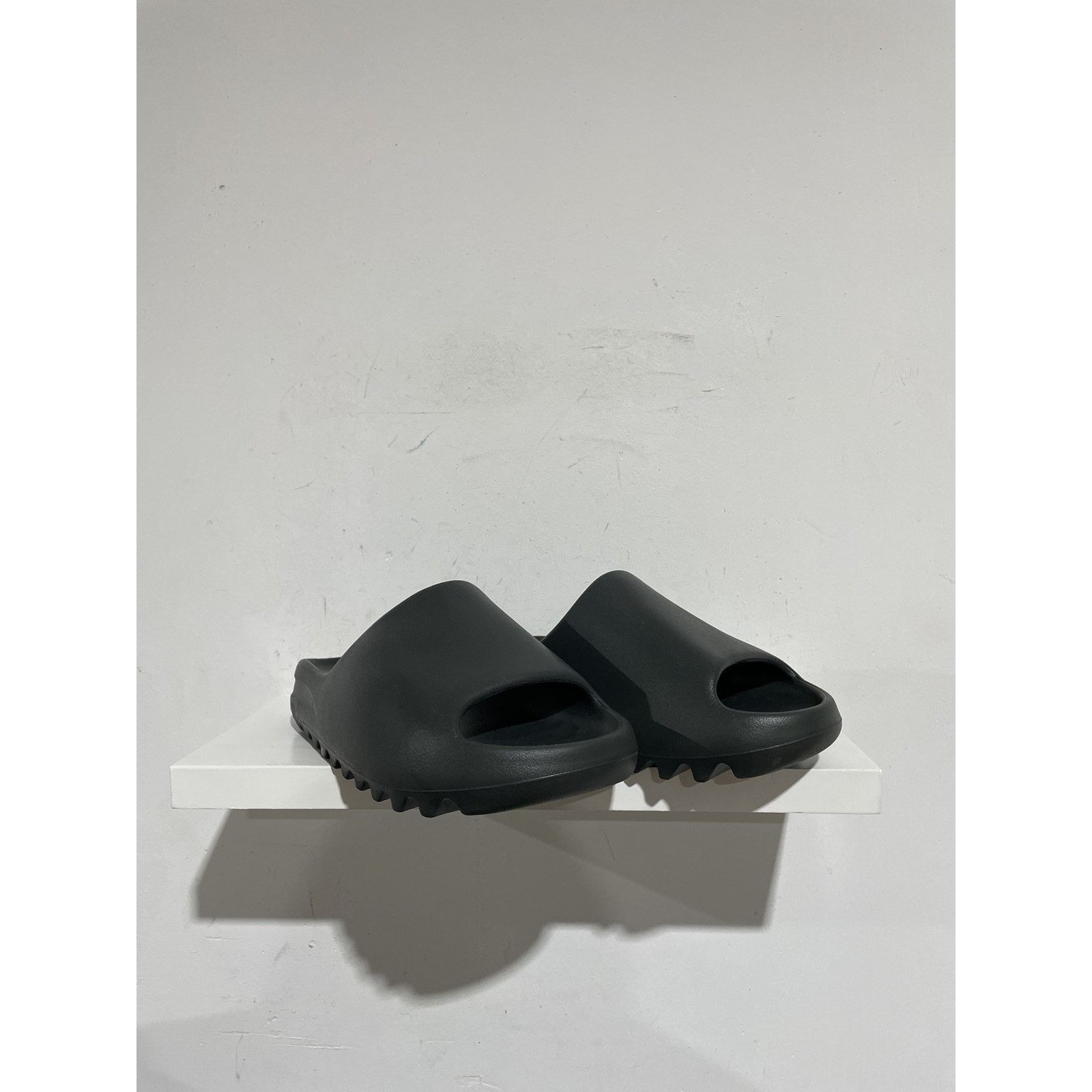Adidas ADIDAS YEEZY SLIDE DARK ONYX SIZE 9 PREOWNED Size US 9 / EU 42 - 2 Thumbnail