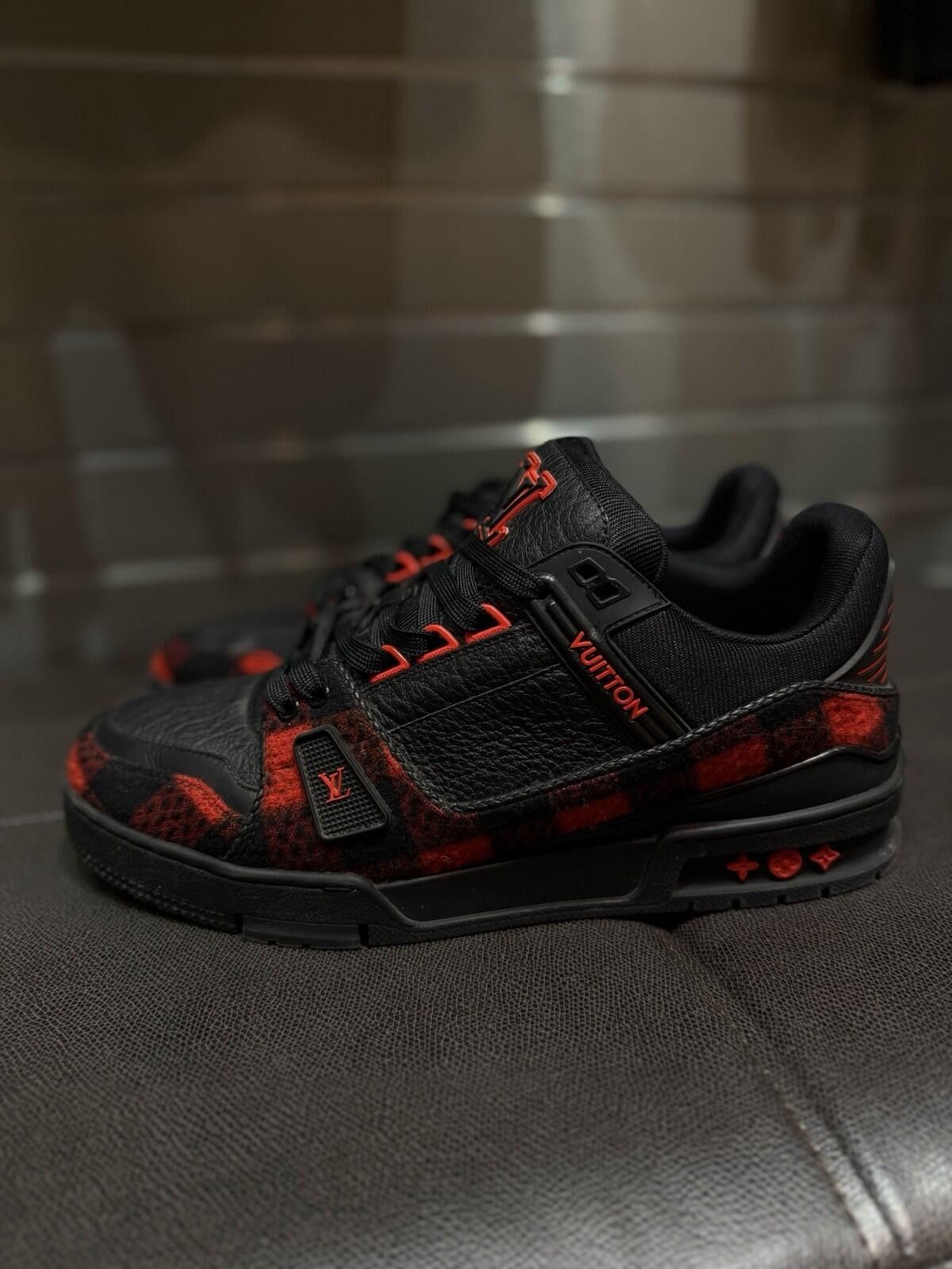 Louis Vuitton Louis Vuitton Trainer Black Red Monogram 8LV/9US $1200 Size US 9 / EU 42 - 7 Thumbnail