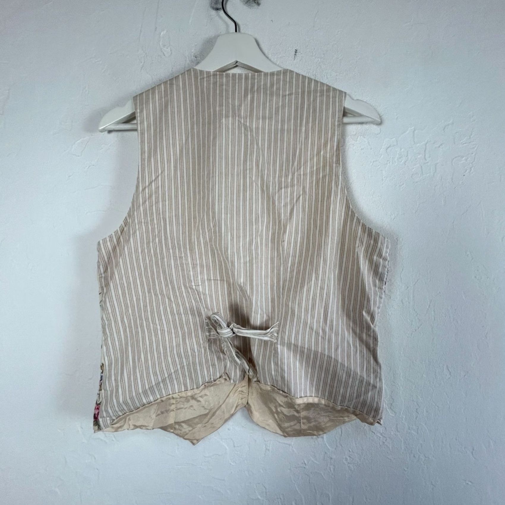 Talbots Talbots Womens V-Neck Floral Vest Medium Beige Striped Back Lightweight Pockets Size M / US 6-8 / IT 42-44 - 2 Thumbnail