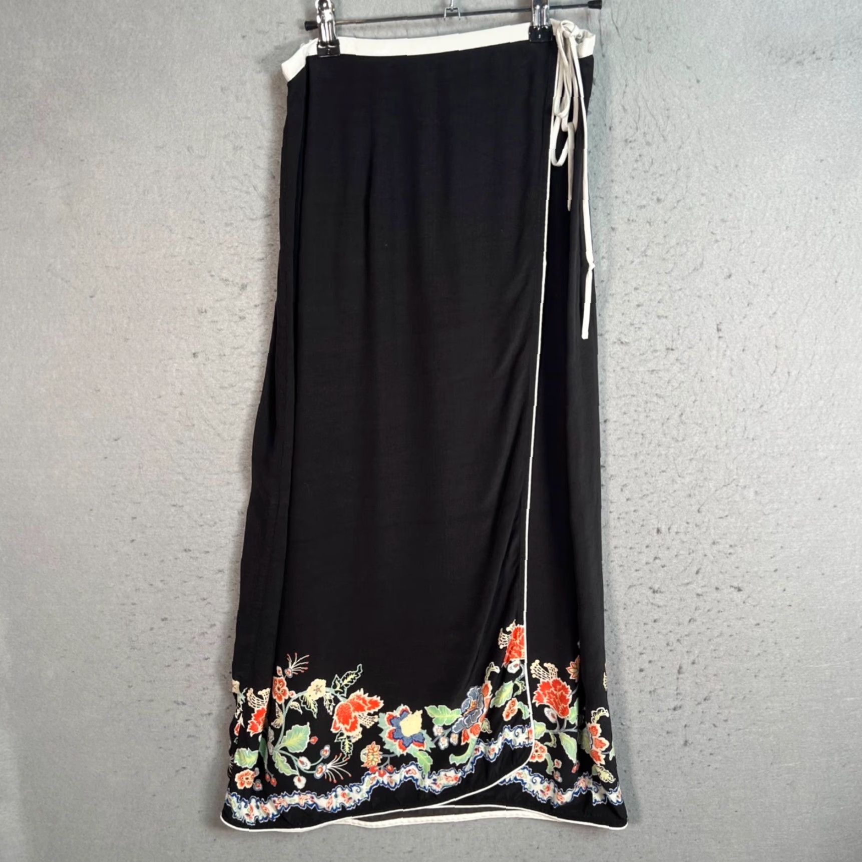 RIXO Rixo Small Black Floral Embroidered Wrap Skirt With Tie Waist Womens Size 28" / US 6 / IT 42 - 2 Thumbnail
