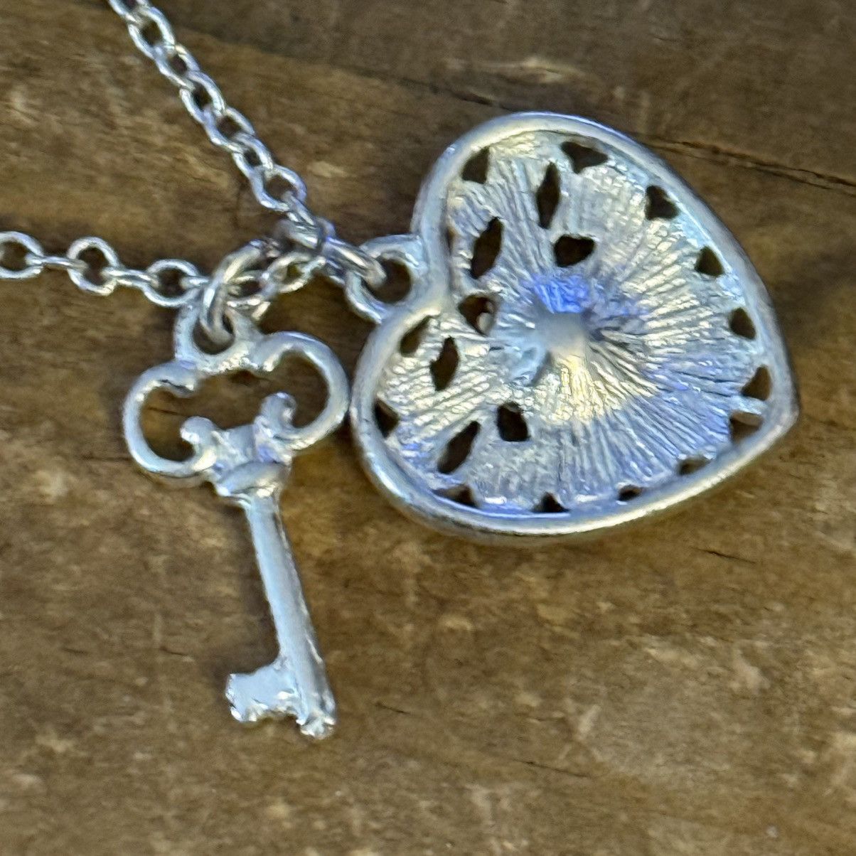 Vintage Vintage Avon Key To My Heart pendant necklace Size ONE SIZE - 4 Thumbnail