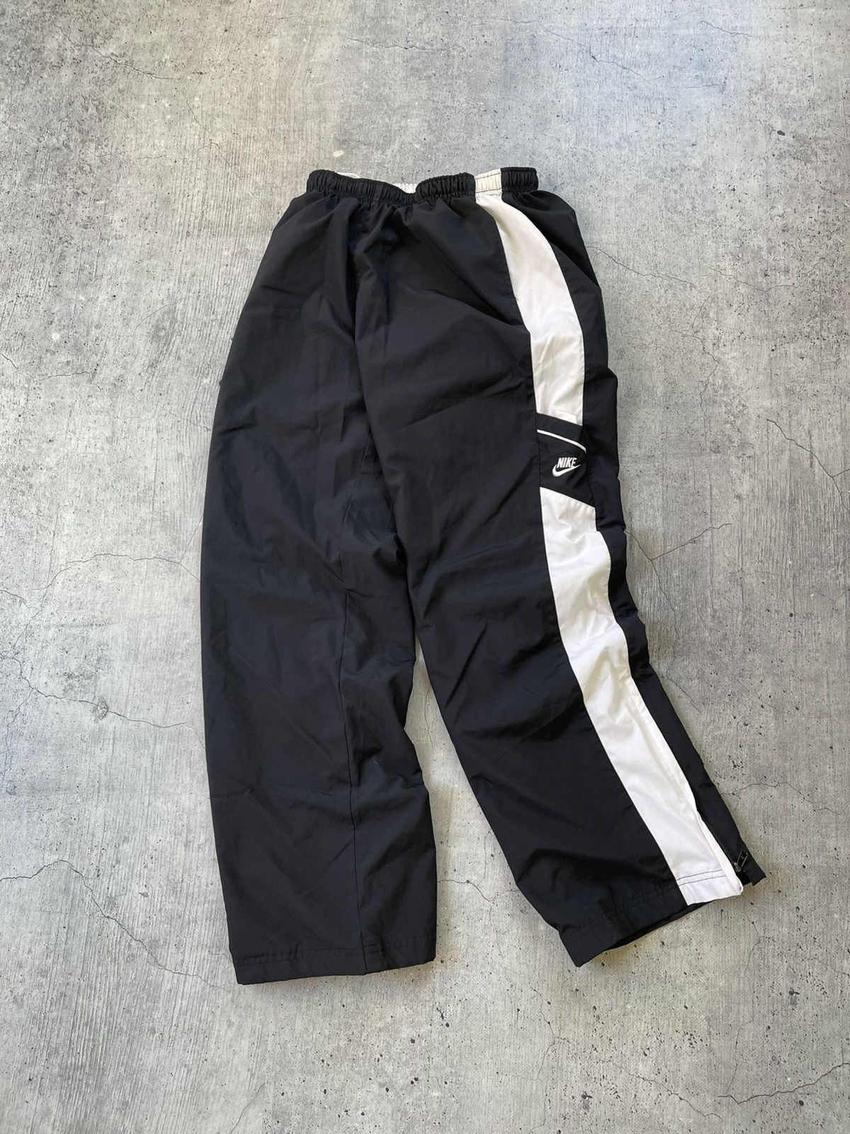 Nike Nike Baggy Vintage Y2K Nylon Track Pants Joggers Hype S M Size US 32 / EU 48 - 1 Thumbnail