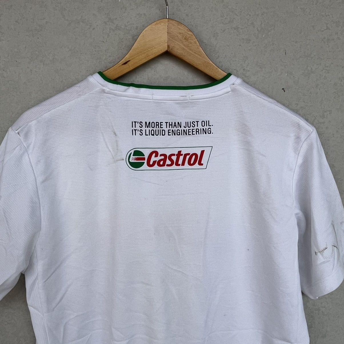 Other Vintage UNIQLO White Castrol T-shirt Size XL Size US XL / EU 56 / 4 - 6 Thumbnail