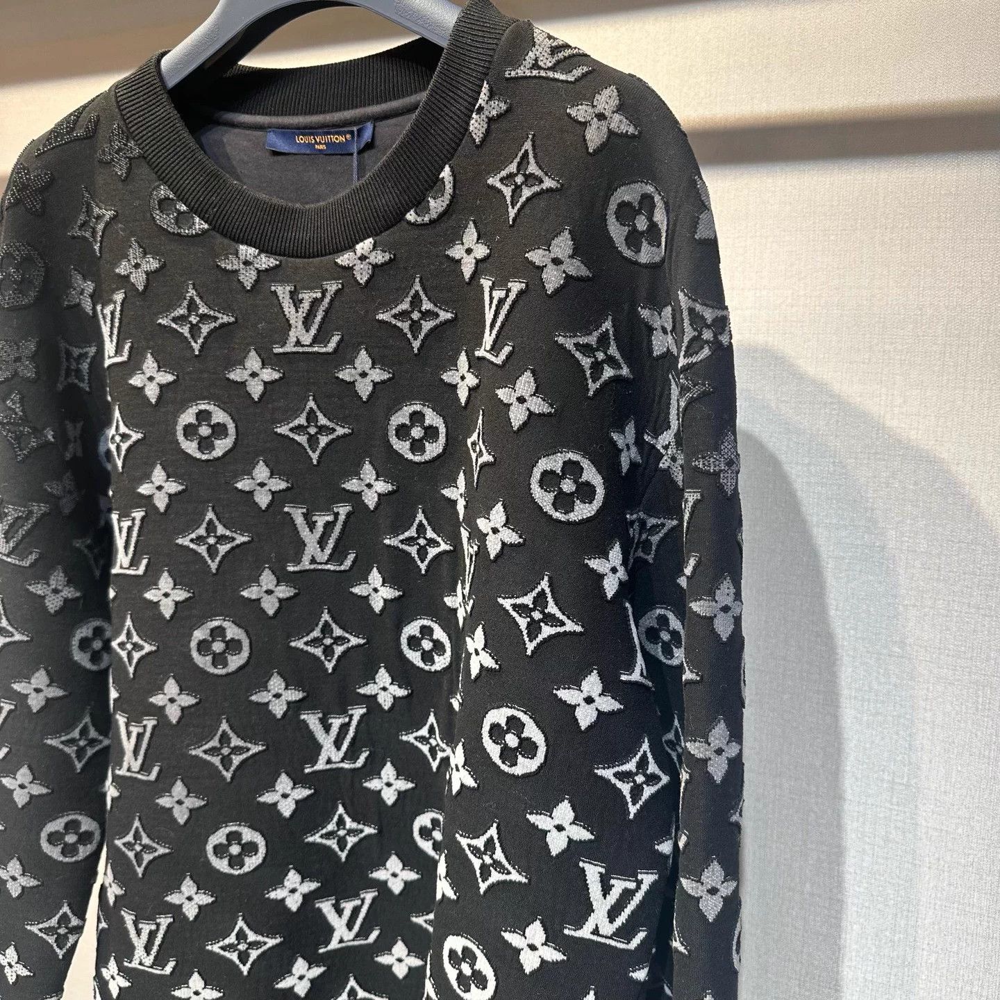 Louis Vuitton LV flocked gradient logo space LS sweatshirt L NWT Size US L / EU 52-54 / 3 - 3 Thumbnail