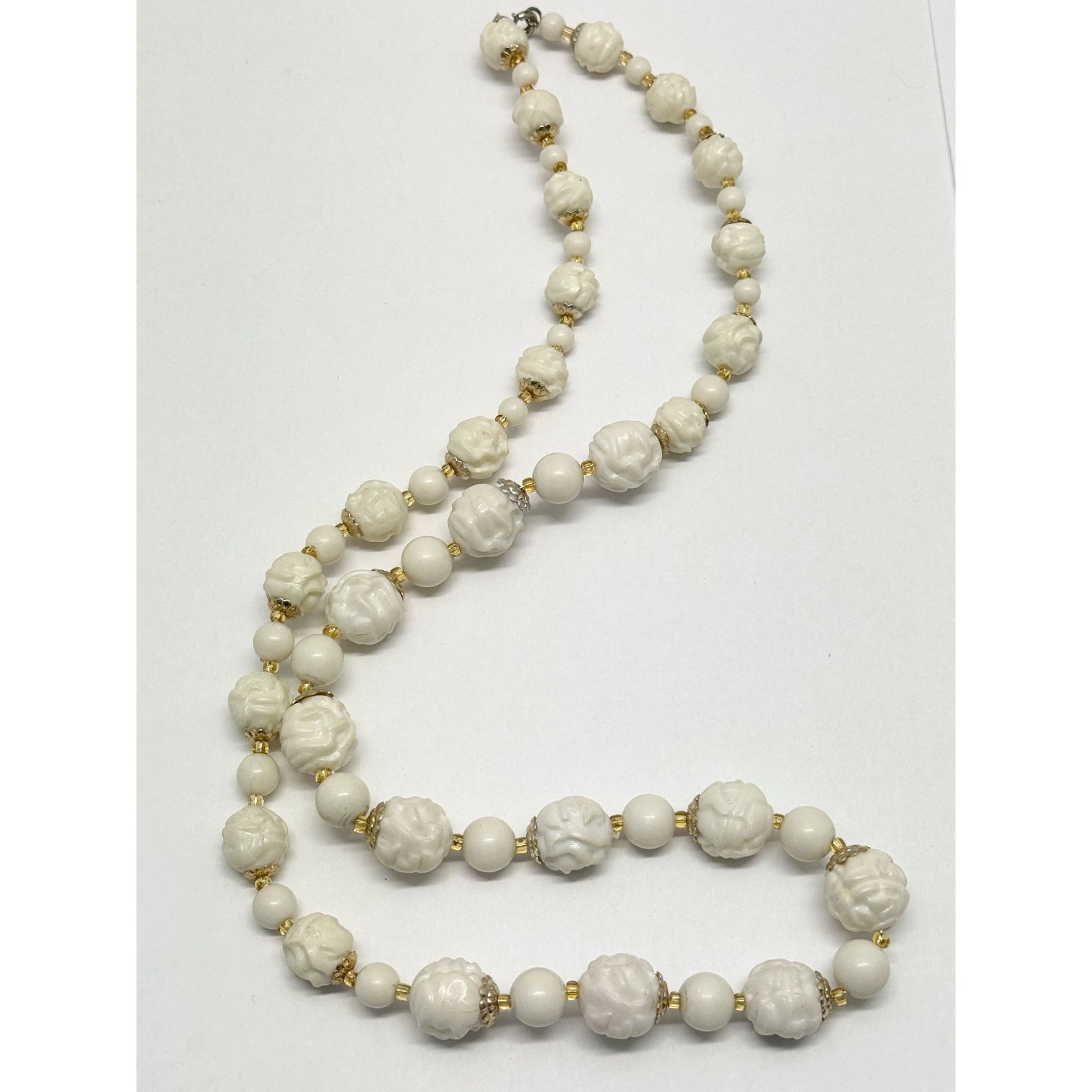 Vintage Vintage white acrylic beaded necklace Size ONE SIZE - 4 Thumbnail
