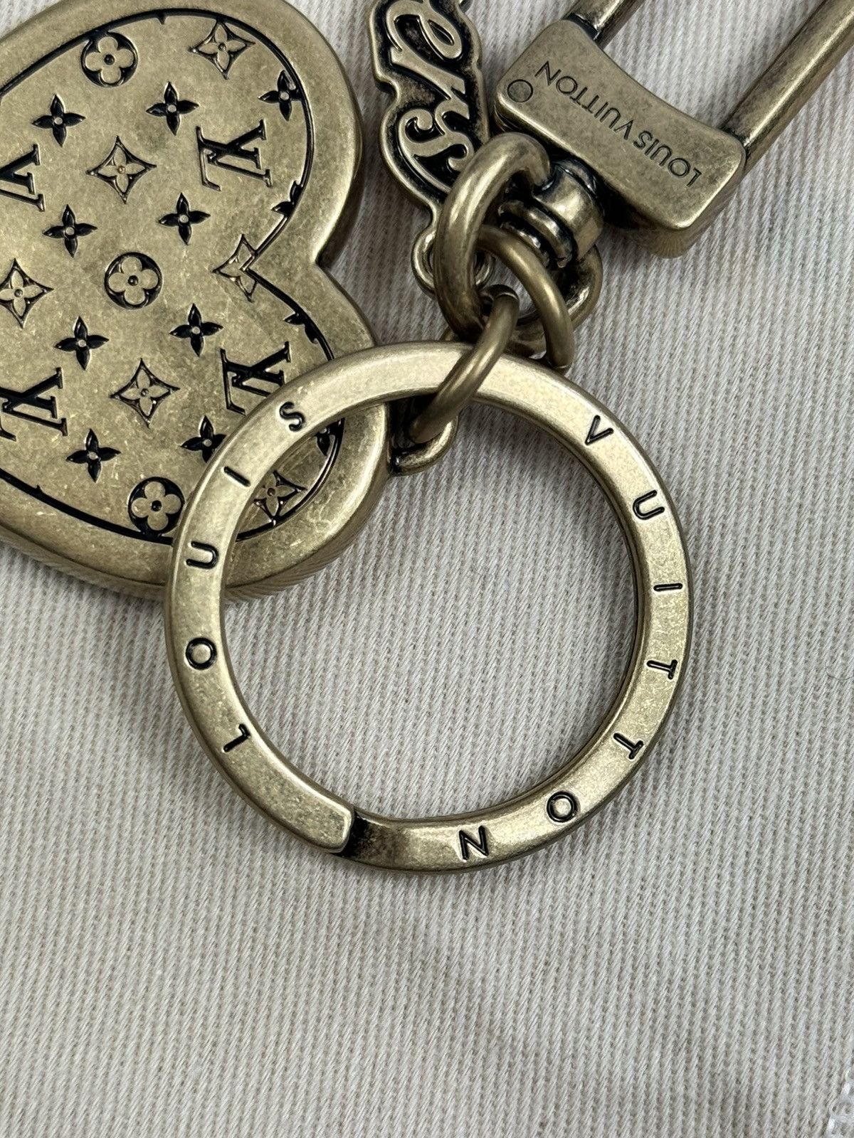 Louis Vuitton × Pharrell LV LOVERS HEART BAG CHARM & KEY HOLDER Size ONE SIZE - 4 Thumbnail