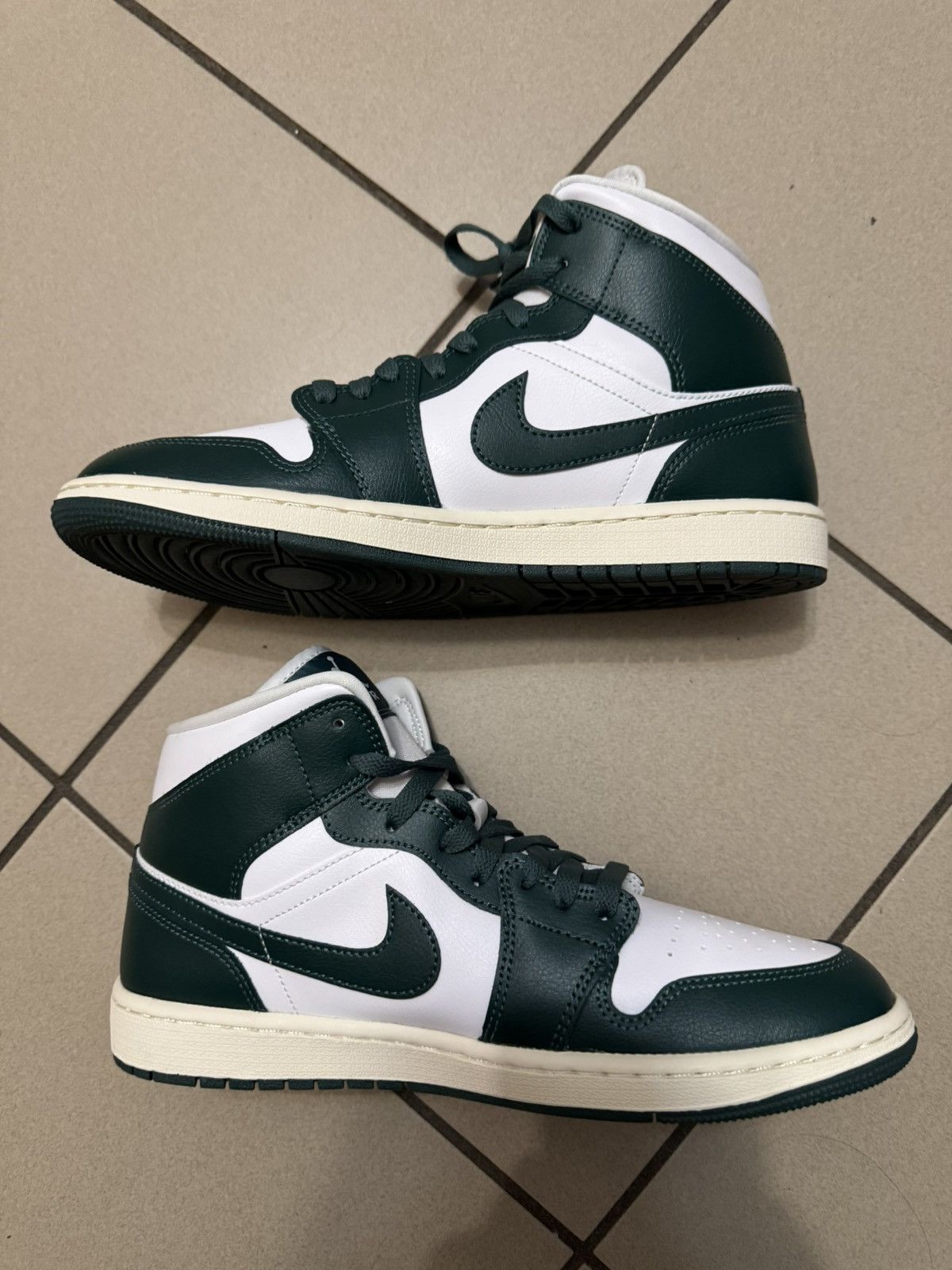 Nike Air Jordan 1 Mid Size US 11 / EU 44 - 2 Thumbnail