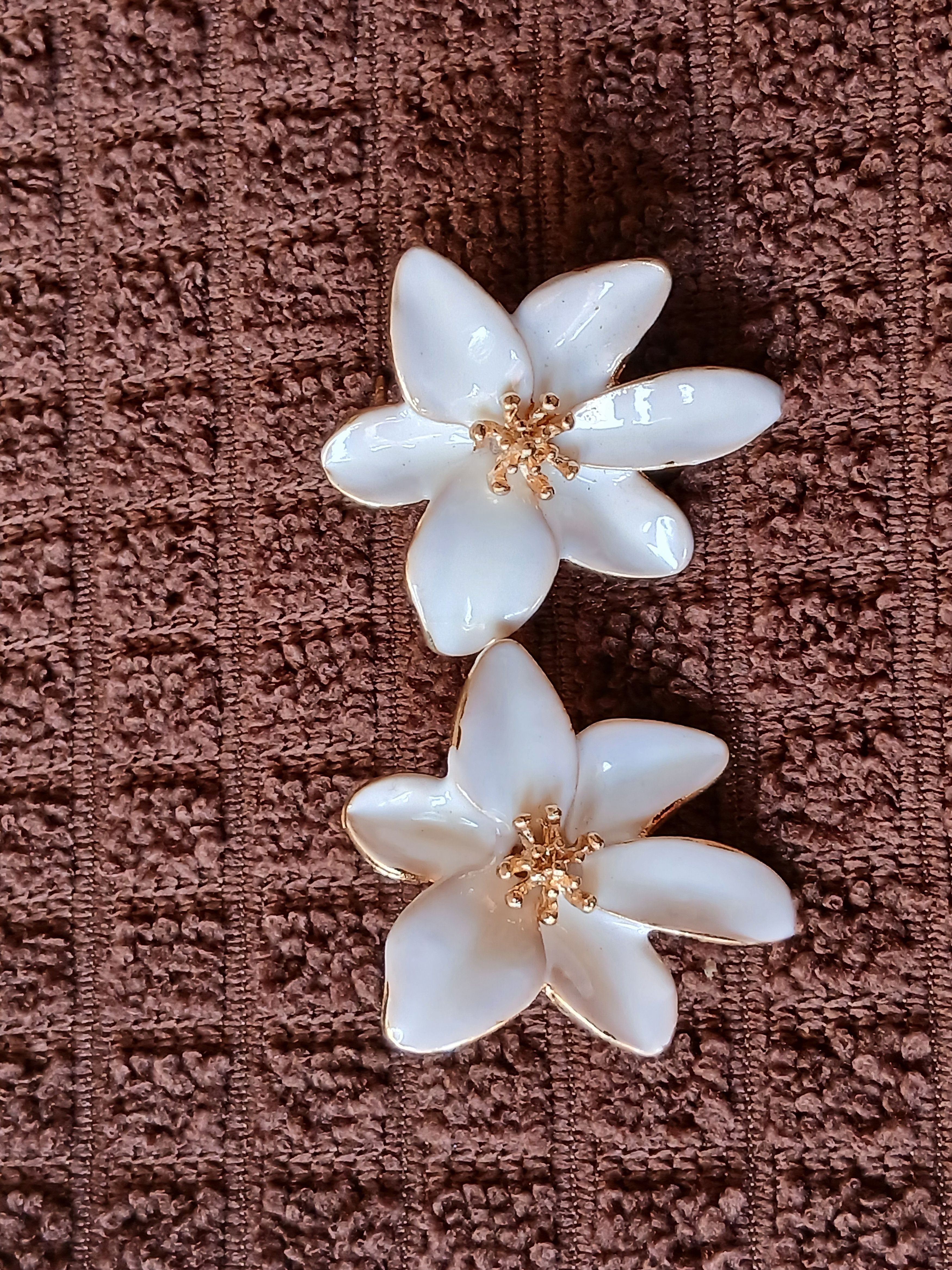 Other White Flower Studs Size ONE SIZE - 1 Preview