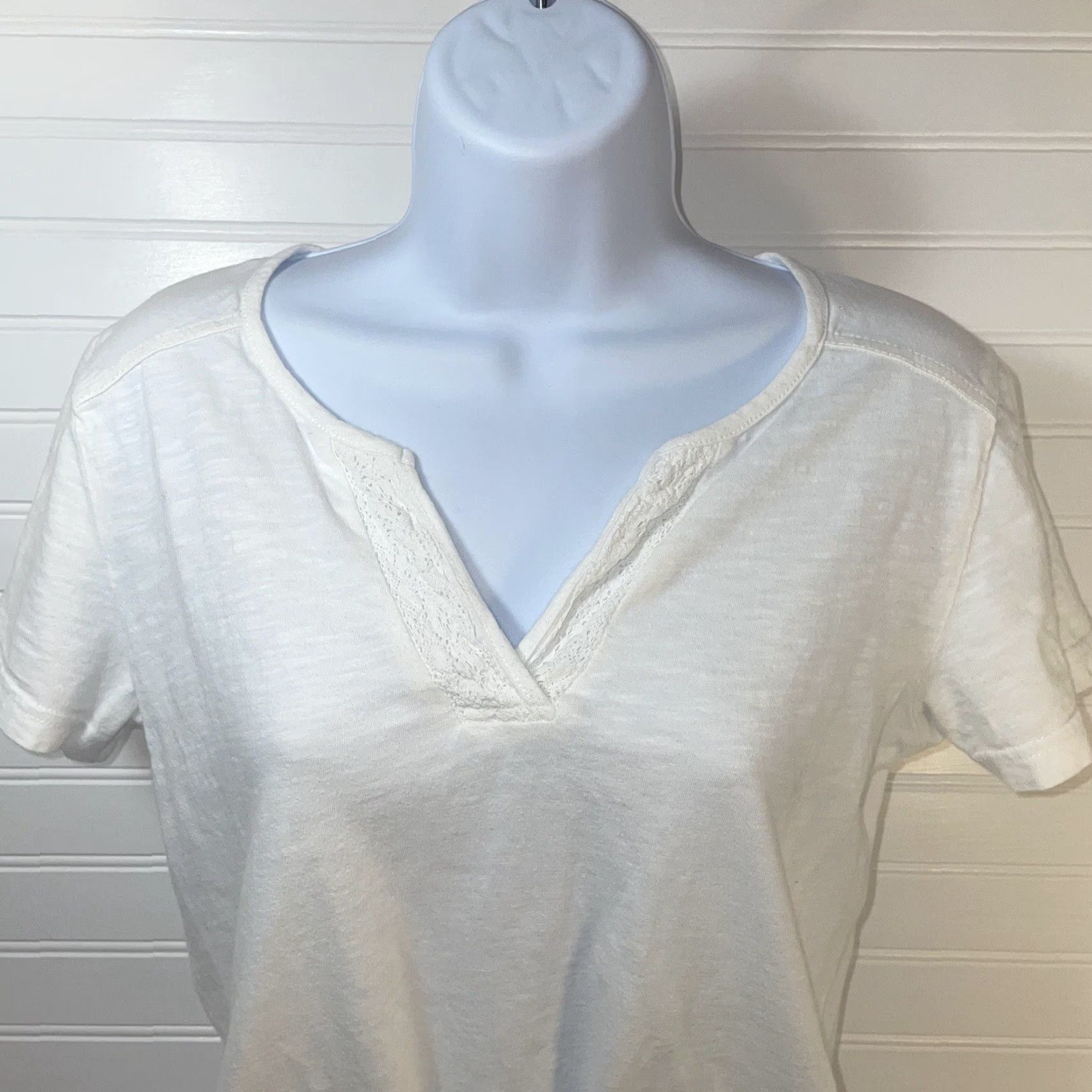 Eddie Bauer Eddie Bauer Blouse Shirt Women XS White Short Sleeve Lace V Neck Solid Pattern Regular Fit Size XS / US 0-2 / IT 36-38 - 7 Thumbnail