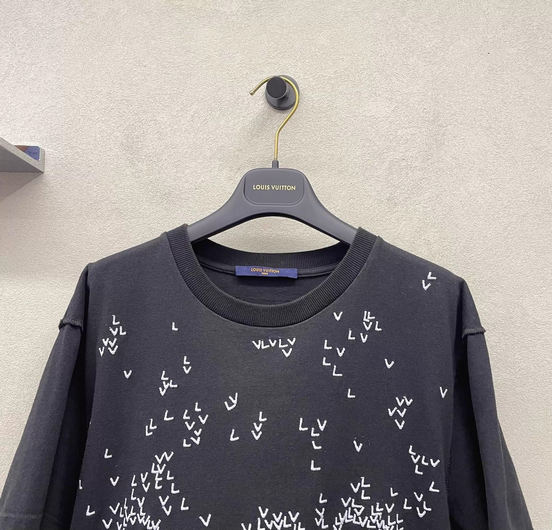 Louis Vuitton LOUIS VUITTON Embroidered Crew Neck SS Tee Black S Size US S / EU 44-46 / 1 - 4 Thumbnail