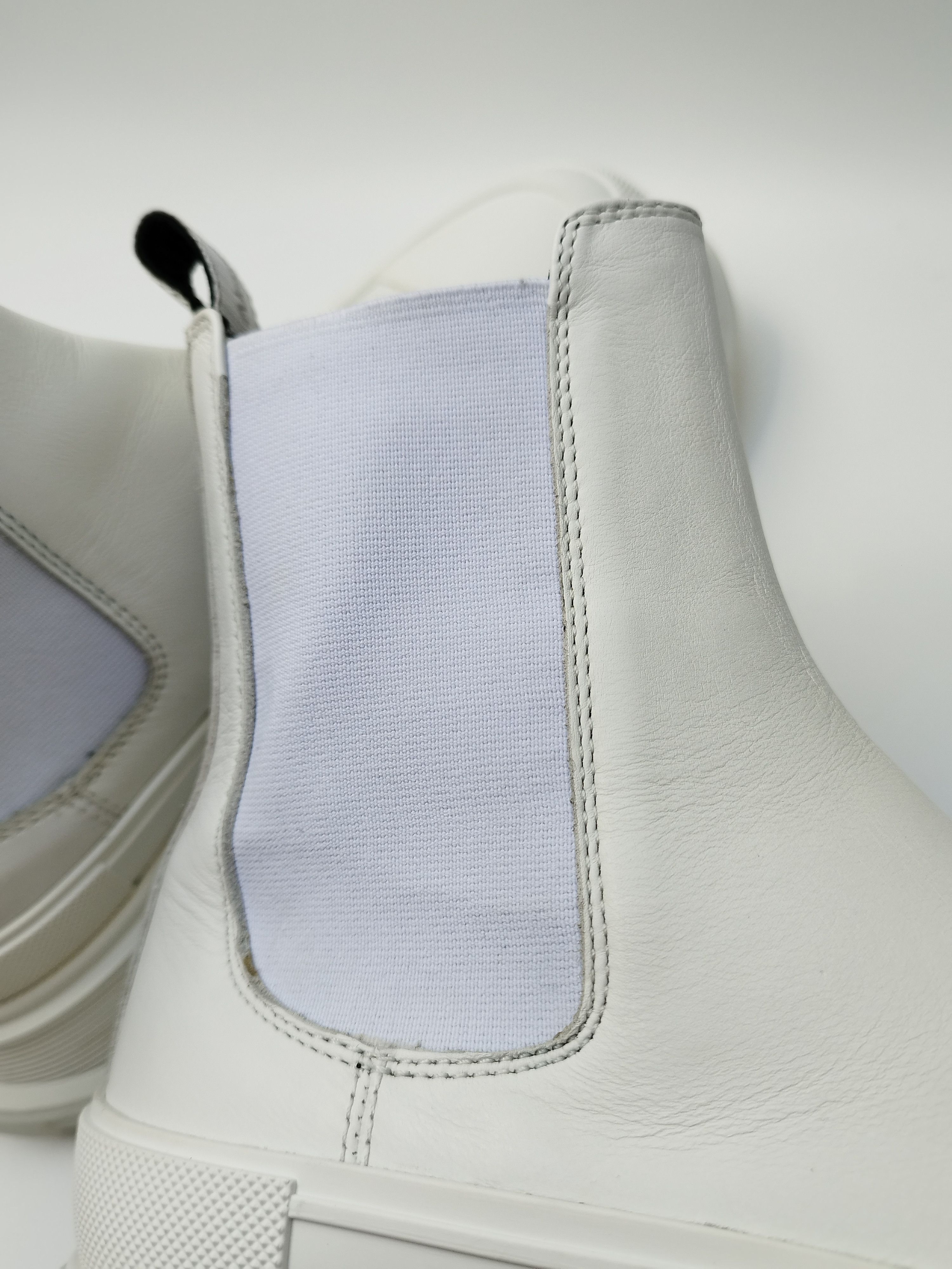 Alexander McQueen Alexander McQueen Chelsea white boots Size US 7.5 / IT 37.5 - 10 Thumbnail