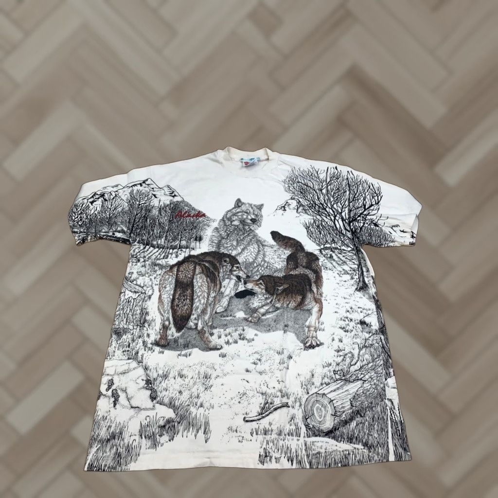 Hanes VINTAGE Alaska Wolf Shirt Mens L White AOP Nature Wilderness 90s Wolf Mens L White T-Shirt Regular Short Sleeve Nature Mens Size US L / EU 52-54 / 3 - 1 Thumbnail