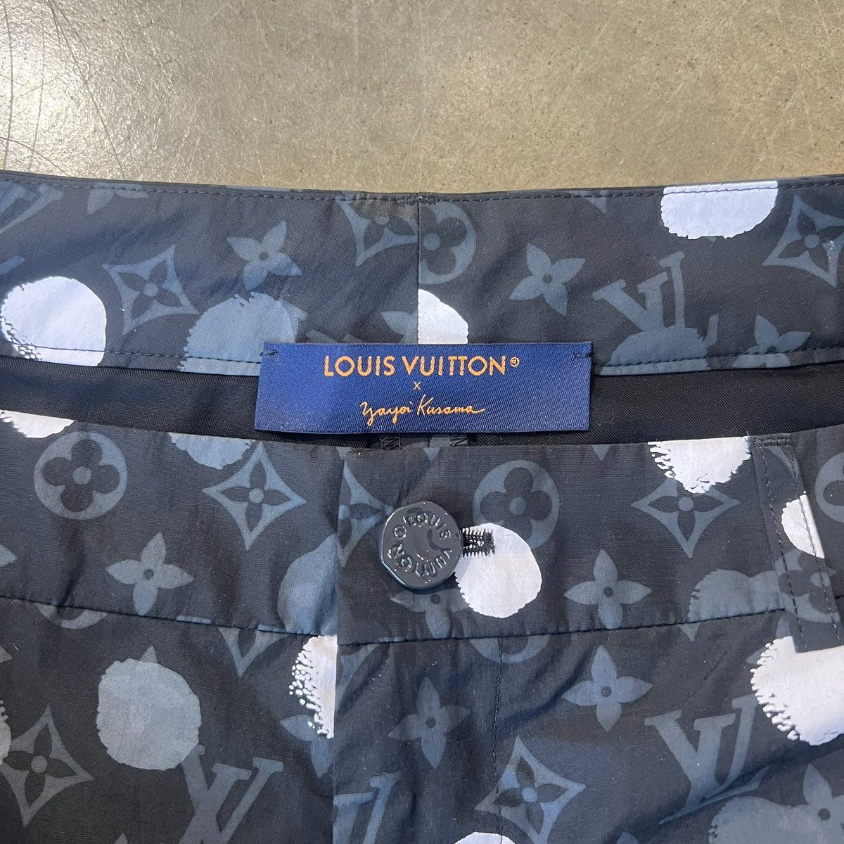 Louis Vuitton × Yayoi Kusama Louis Vuitton Infinity Dots Printed Cargo Pants Size US 30 / EU 46 - 3 Thumbnail