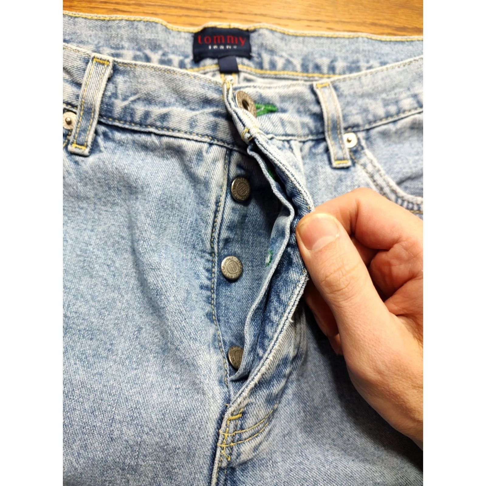 Tommy Hilfiger VINTAGE Tommy Hilfiger Flag Logo Distressed Light Wash Denim Shorts Button Fly 11/31 Women 31 Blue 90s Flag Casual Shorts Size 24" / US 00 / IT 34 - 5 Thumbnail