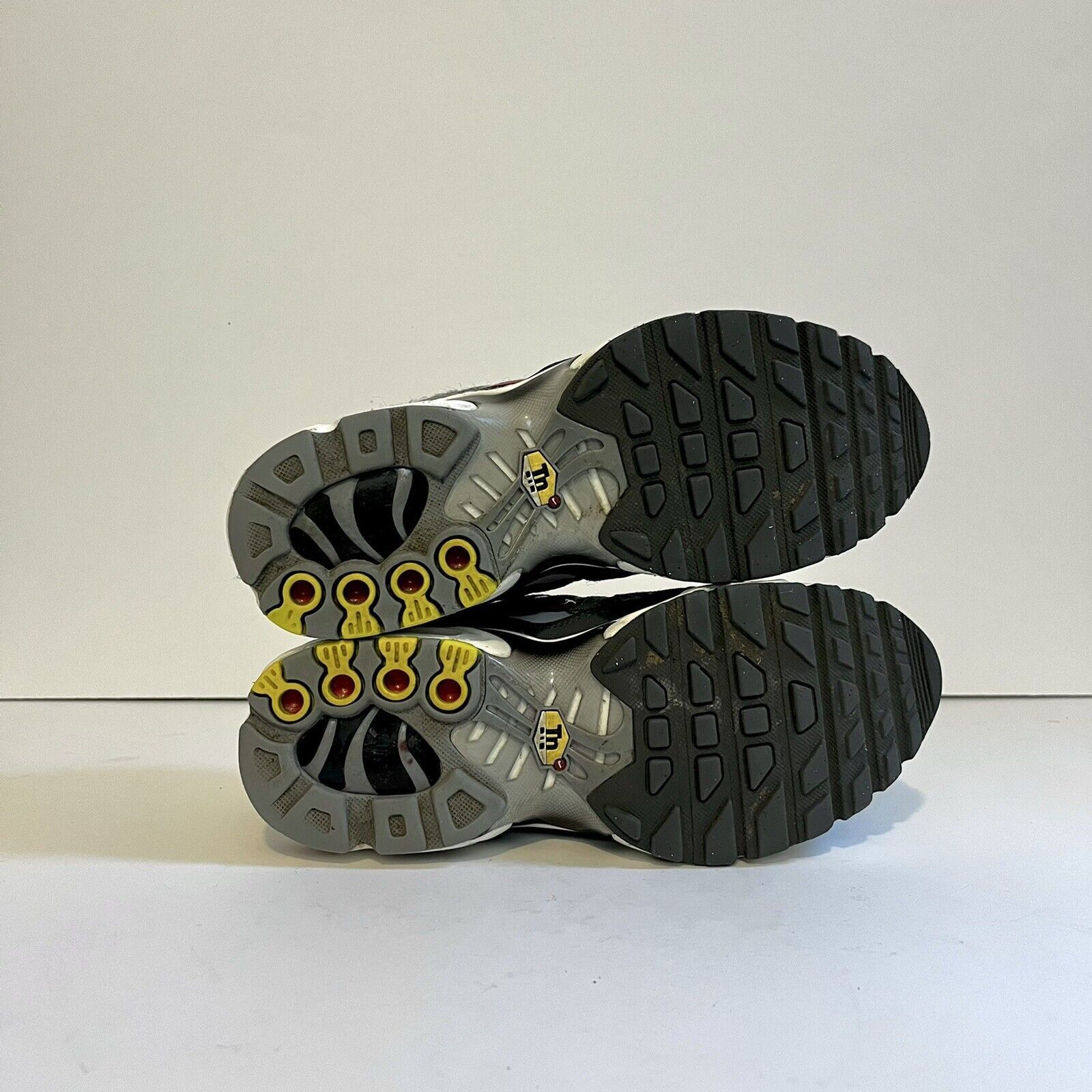 Nike 2019 Nike Air Max Plus TN GS Grey Red CD0609-005 Rare Sz 4Y Size US 5.5 / IT 35.5 - 7 Thumbnail