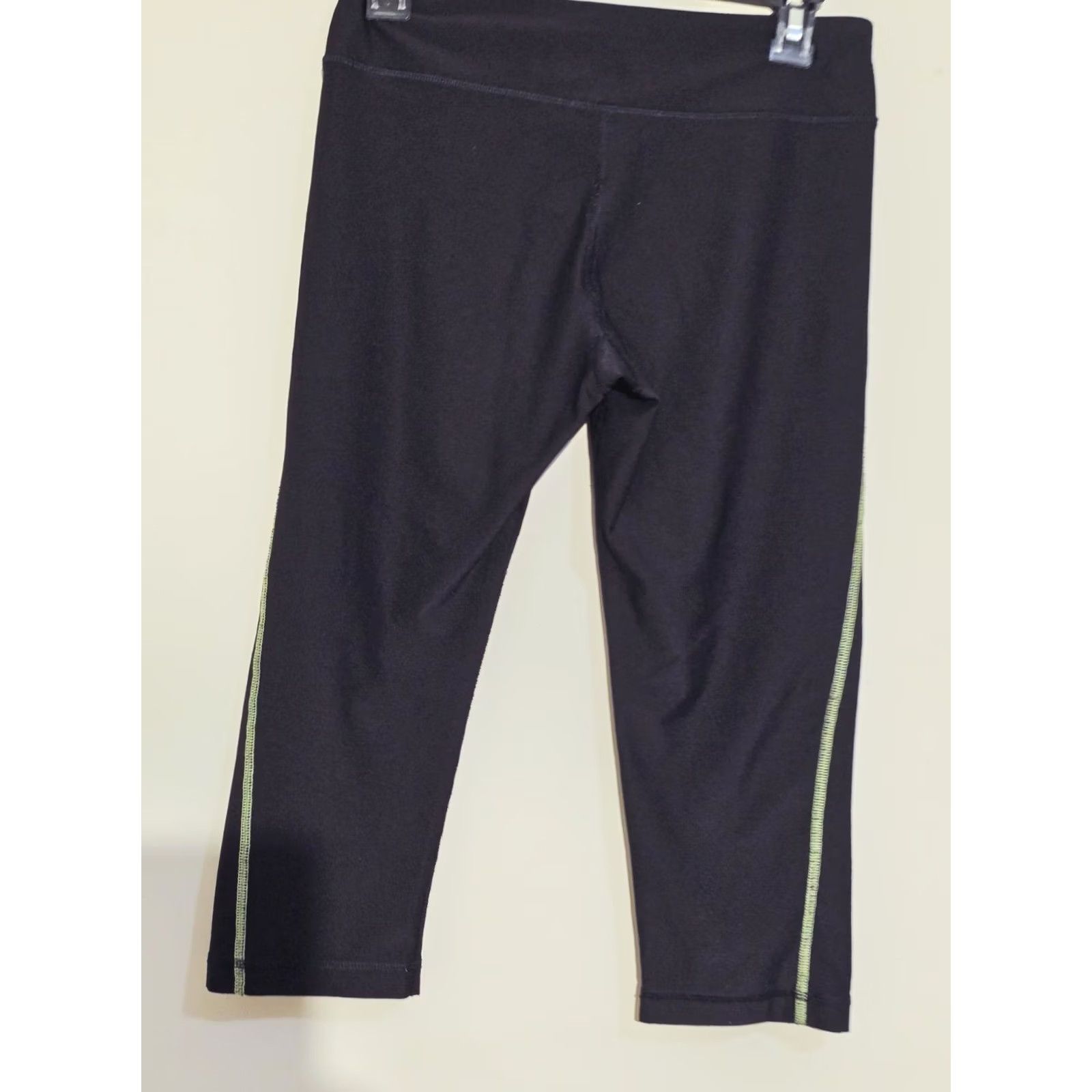 Vintage Vogo Athletica Athletic Leggings Womens Size S Black Capri Athletic Skinny Yoga Capri Leggings Womens Black Size 28" / US 6 / IT 42 - 6 Thumbnail