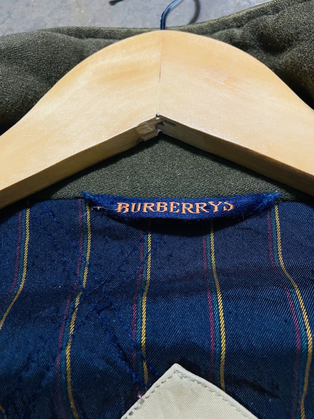 Burberry Vintage Burberry Distressed Jacket Size US L / EU 52-54 / 3 - 13 Thumbnail