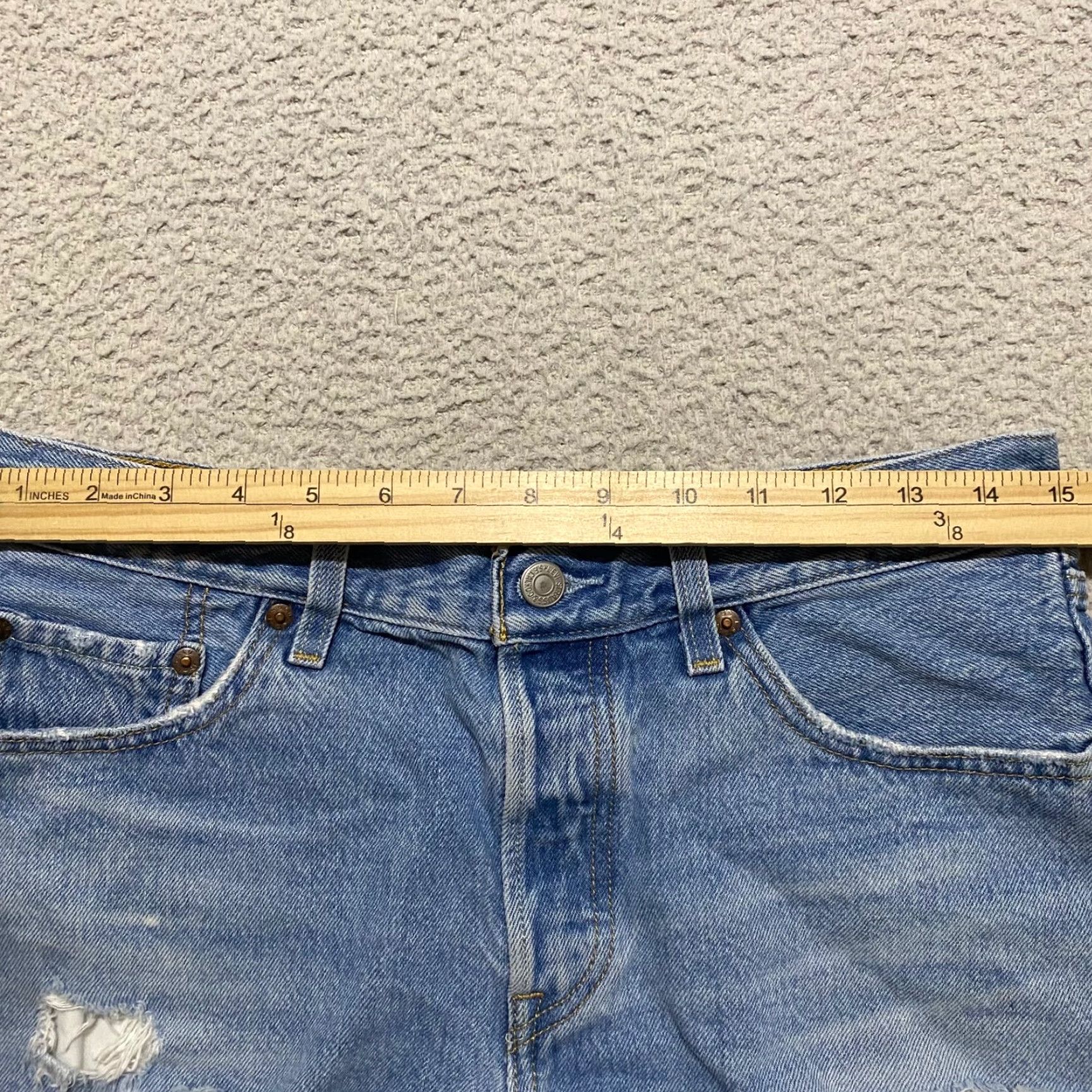 Levi's Levi's 501 Womens Jeans Shorts Blue Denim Medium Wash Cut-Off Inseam 2" 28 in Inseam 2 in Size 28" / US 6 / IT 42 - 7 Thumbnail