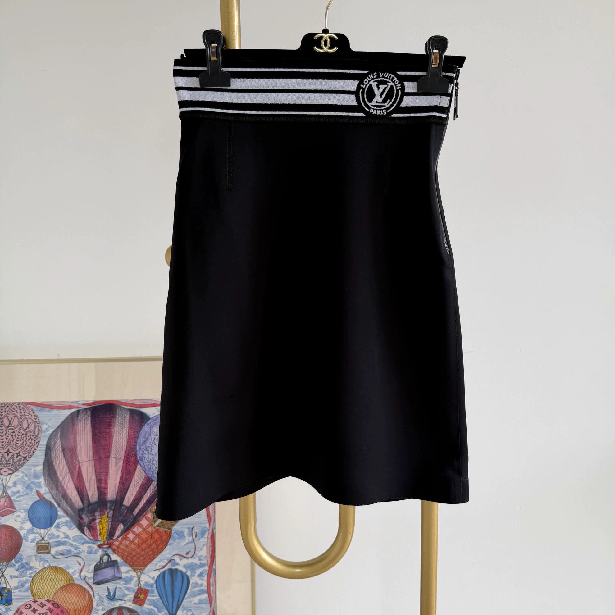 Louis Vuitton Louis Vuitton Black Short Skirt women's 38 6121 Size 27" / US 4 / IT 40 - 1 Thumbnail